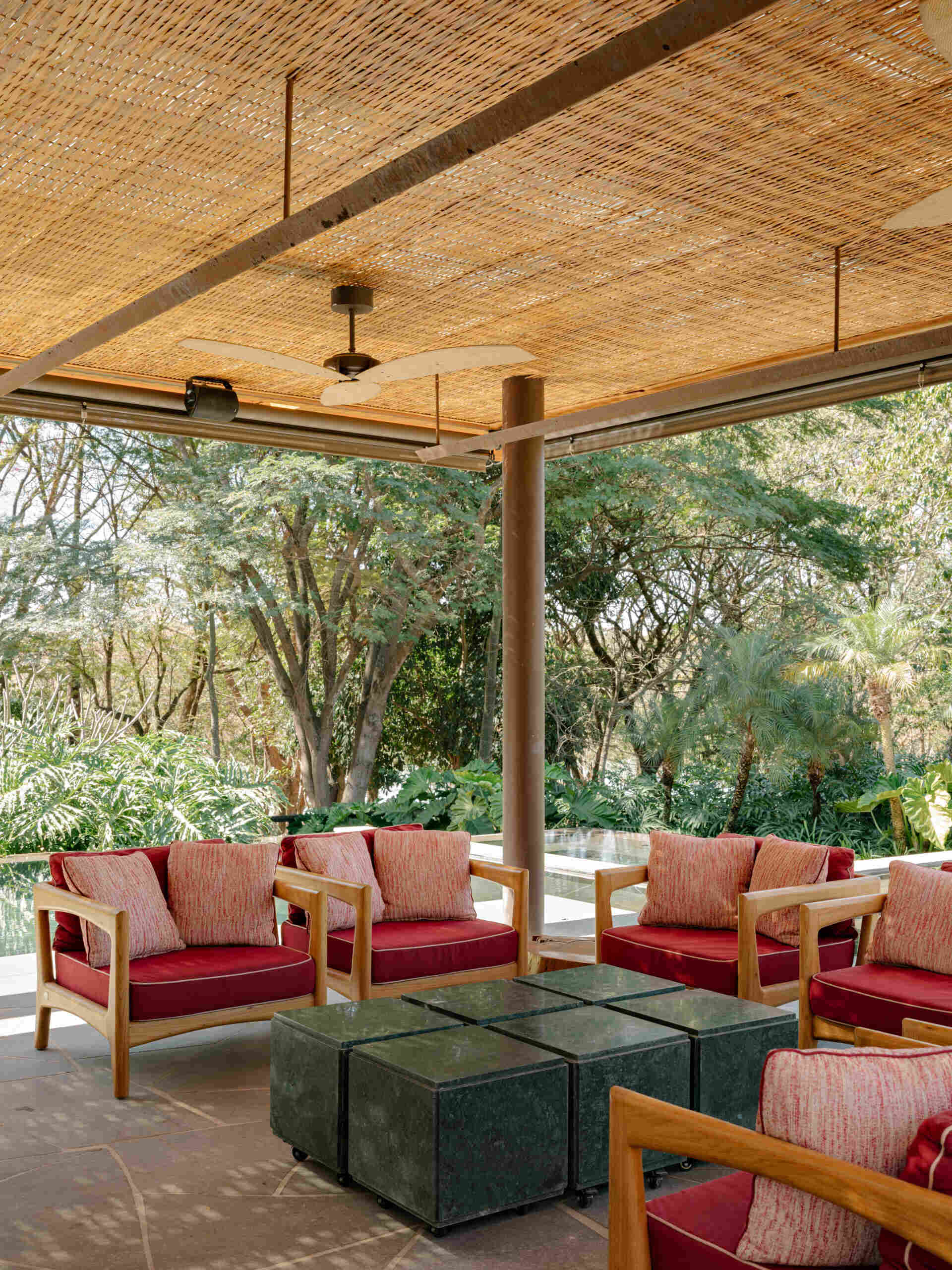 Separated from the main residence, the leisure annex serves as a complete entertainment hub. It includes a gourmet kitchen, comfortable seating areas and powder rooms, allowing guests to spend hours outdoors without needing to return to the main house.