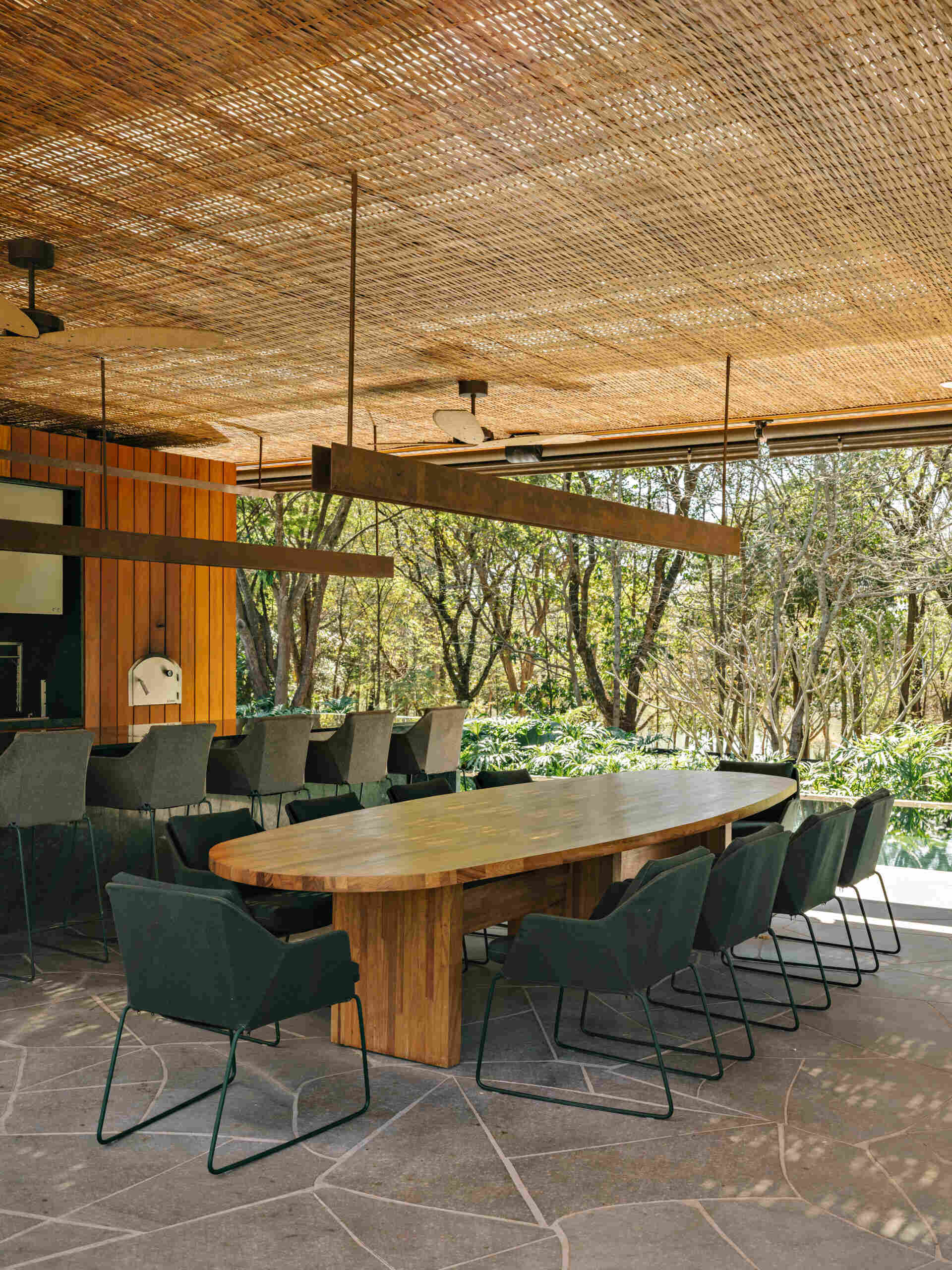 Separated from the main residence, the leisure annex serves as a complete entertainment hub. It includes a gourmet kitchen, comfortable seating areas and powder rooms, allowing guests to spend hours outdoors without needing to return to the main house.
