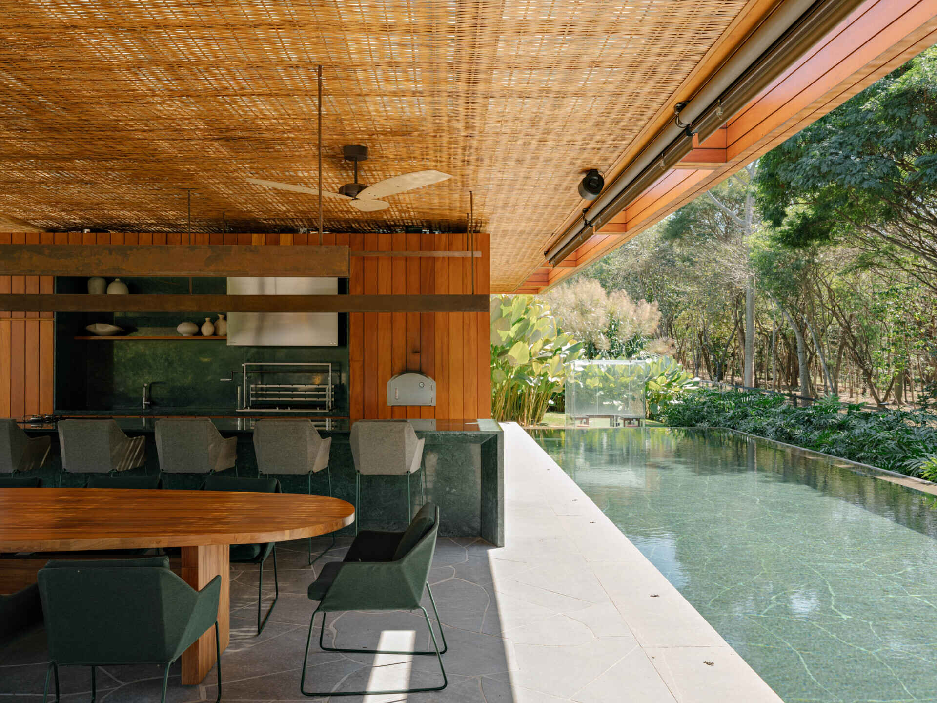 Separated from the main residence, the leisure annex serves as a complete entertainment hub. It includes a gourmet kitchen, comfortable seating areas and powder rooms, allowing guests to spend hours outdoors without needing to return to the main house.