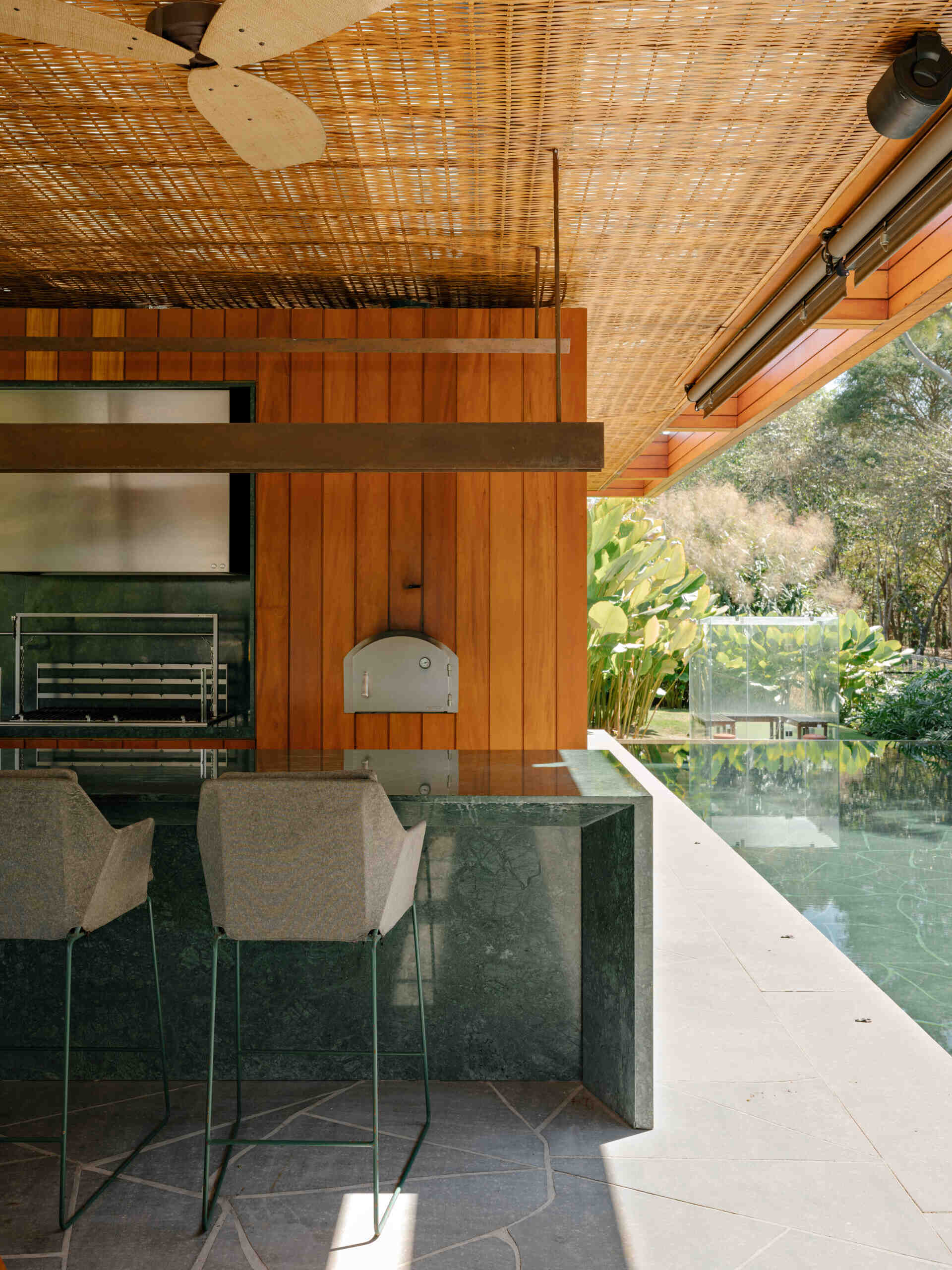 Separated from the main residence, the leisure annex serves as a complete entertainment hub. It includes a gourmet kitchen, comfortable seating areas and powder rooms, allowing guests to spend hours outdoors without needing to return to the main house.