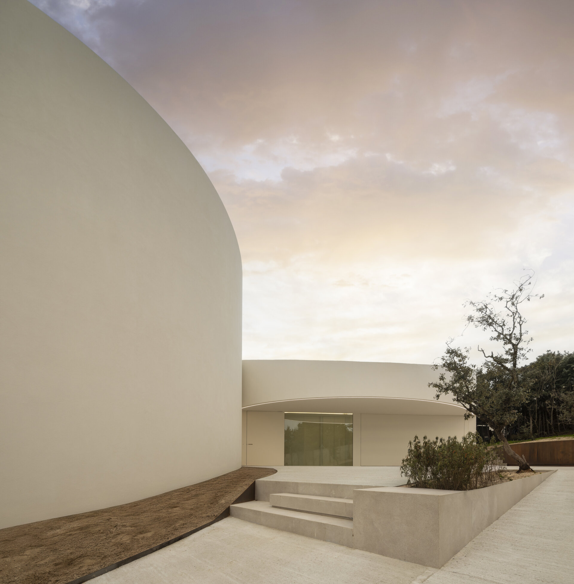 Step inside a modern Madrid home where the entrance is designed as its own sculptural architectural feature.