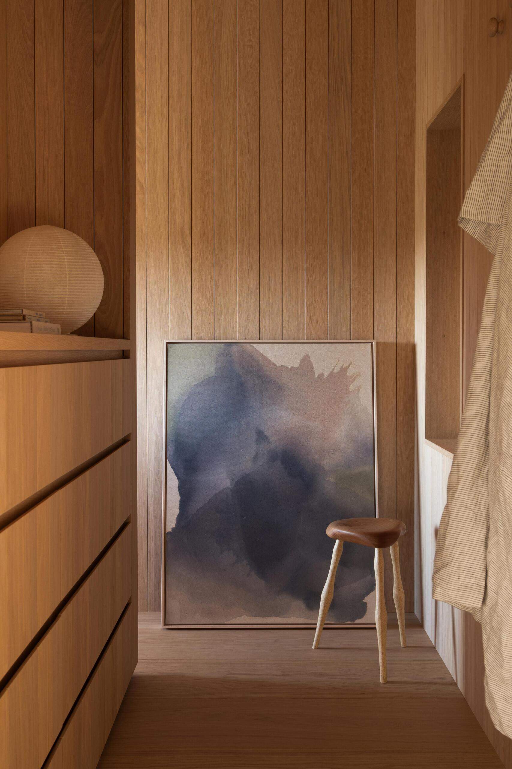 The oak lining continues throughout the home, creating a consistent visual language from room to room. Flush cabinetry, integrated storage, and minimal trim allow the timber grain to become the main feature.