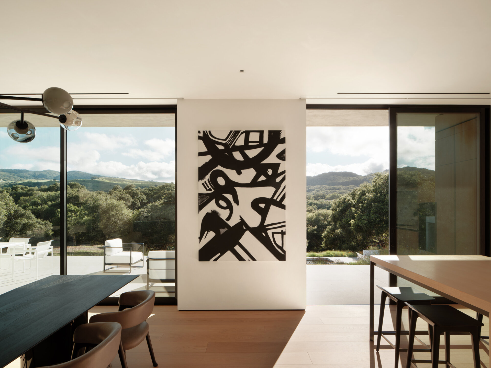 Diseñada por Karen Giordano Design, la gran sala de Live Oak Residence cuenta con un interior cálido y moderno con vistas panorámicas de los prados.