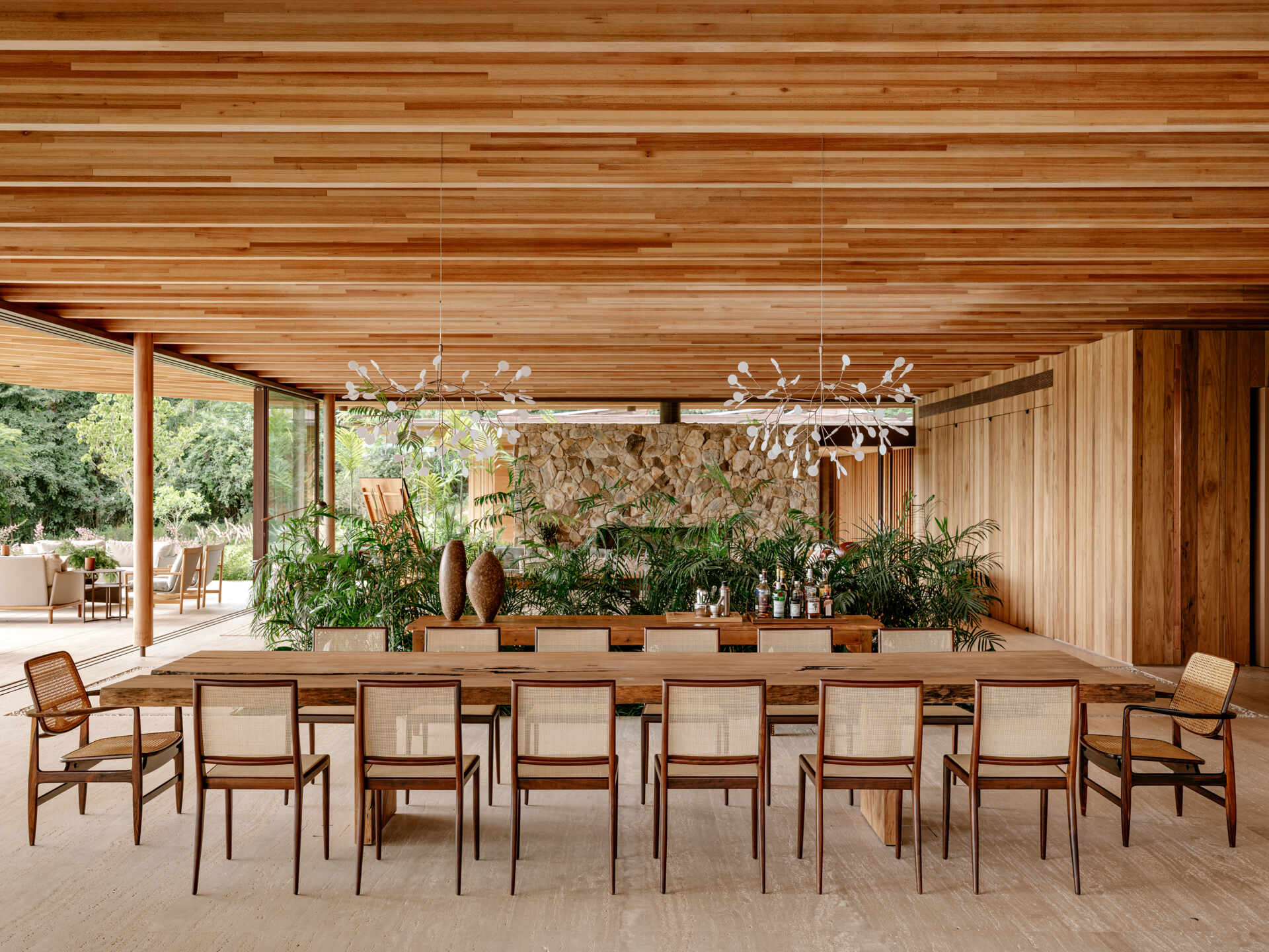 Descubra un comedor contemporáneo con muebles brasileños, cálidos techos de madera y conexiones perfectas entre el interior y el exterior.