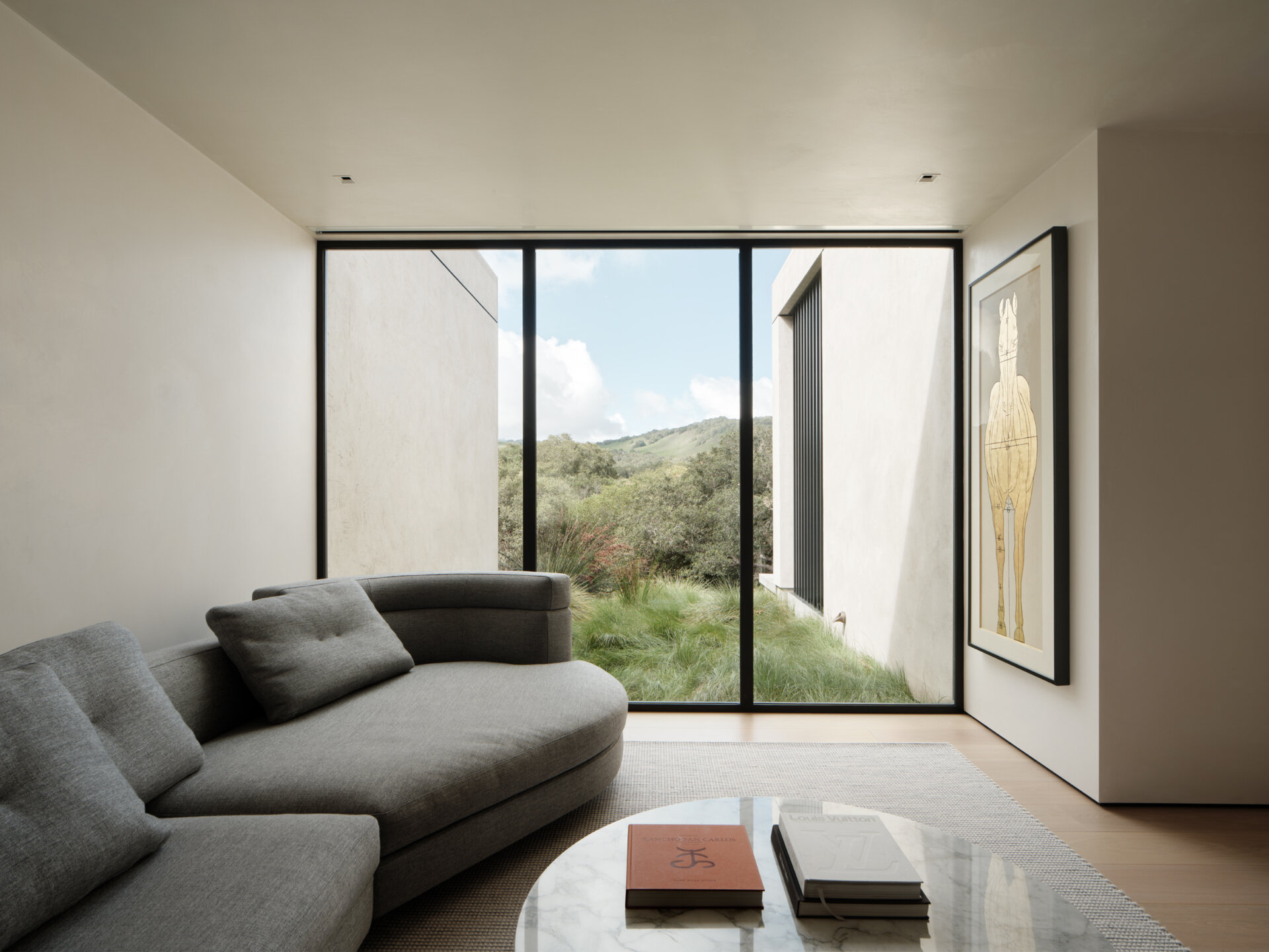 La sala equilibra el generoso espacio de entretenimiento de la casa con un lugar cálido y acogedor para relajarse.