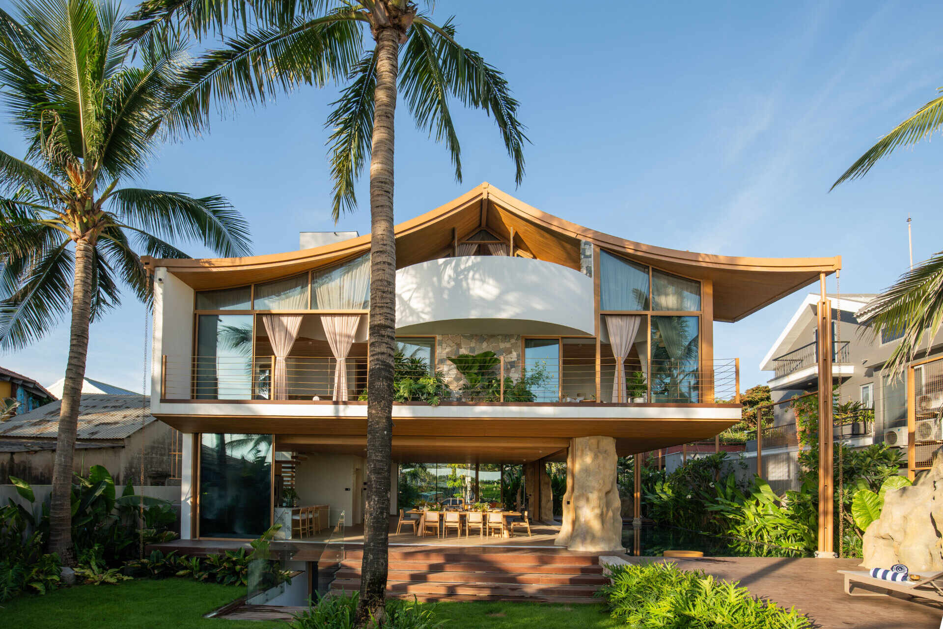 Discover TH Villa Hoi An by 85 Design, a beachfront home in Hoi An, Vietnam, where coastal architecture, flexible living spaces and ocean-inspired design come together.