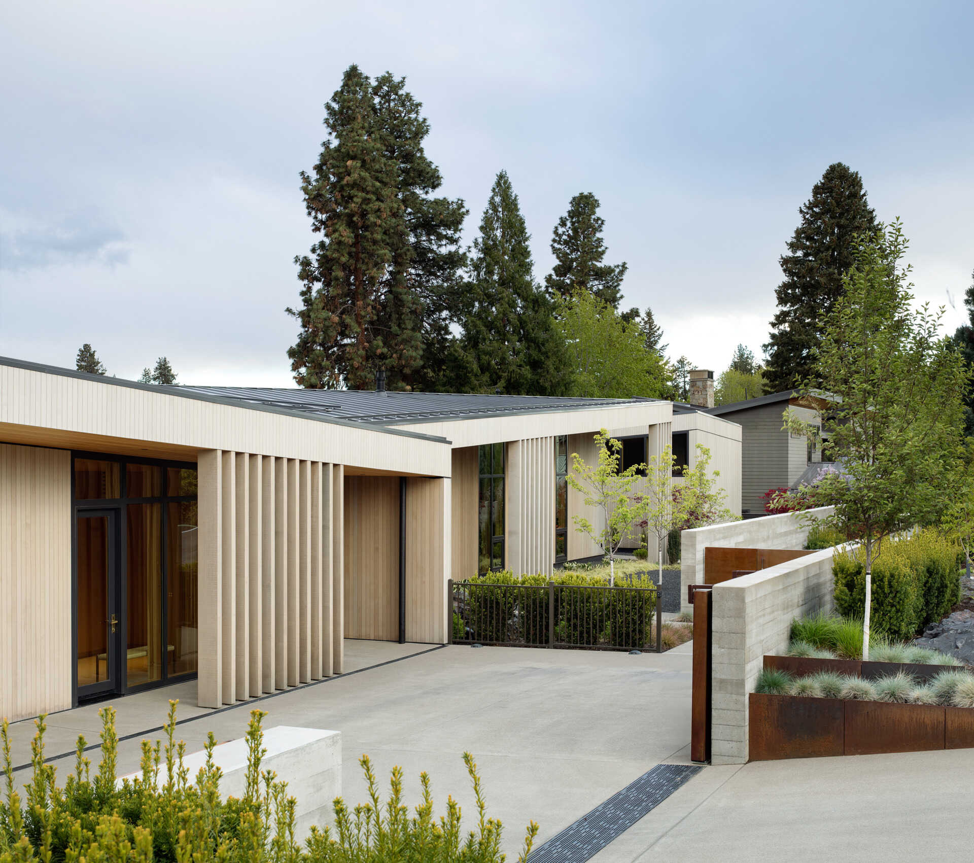 Arquitectura + Materiales exteriores Explore el sorprendente exterior de Riverfold House, que incluye un espectacular techo abuhardillado, revestimiento de cedro desgastado, abeto Douglas y diseños inspirados en el paisaje accidentado del centro de Oregón.