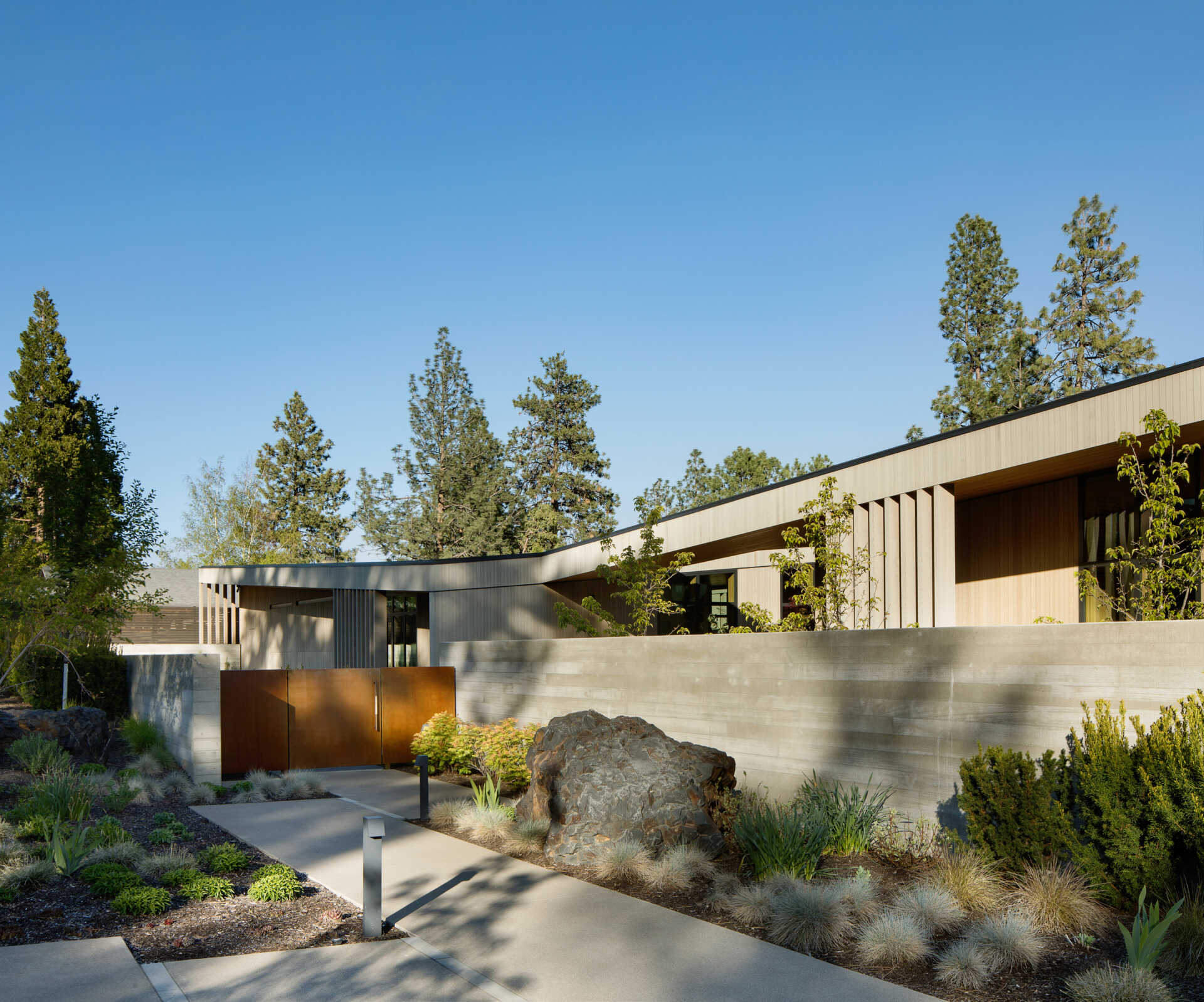Arquitectura + Materiales exteriores Explore el sorprendente exterior de Riverfold House, que incluye un espectacular techo abuhardillado, revestimiento de cedro desgastado, abeto Douglas y diseños inspirados en el paisaje accidentado del centro de Oregón.