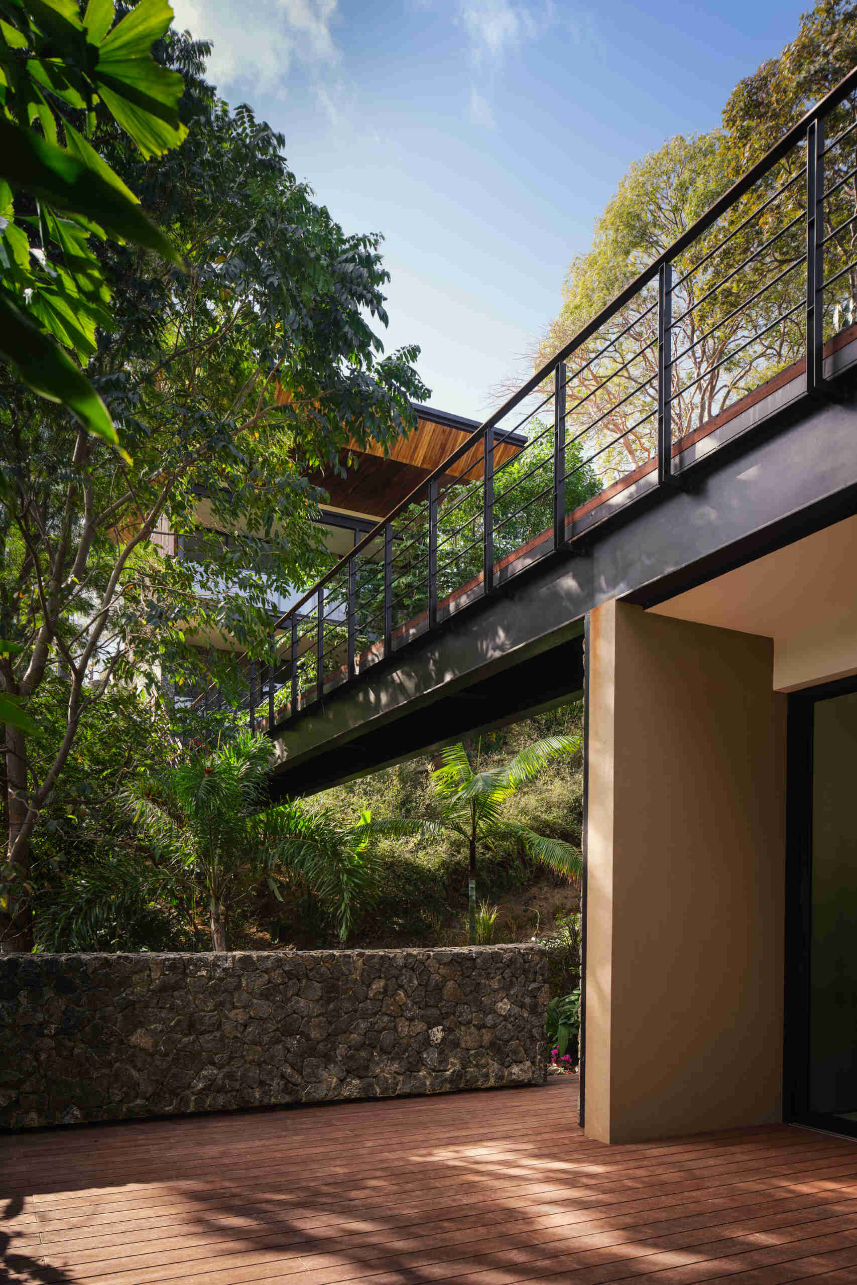 More than a connection between two buildings, this bridge offers an immersive journey through the surrounding tropical landscape.