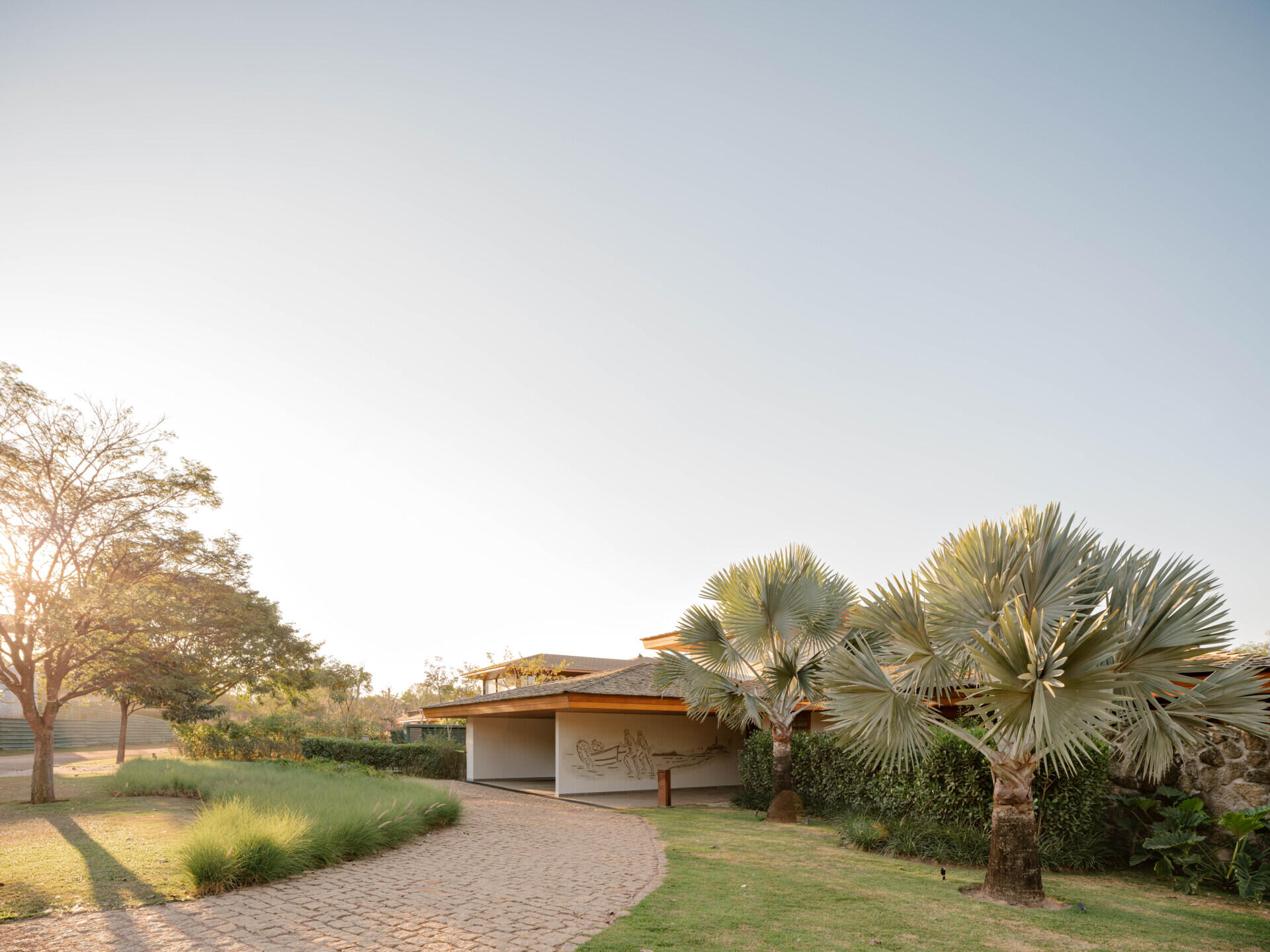 Discover how timber, concrete, basalt and straw combine to give this Brazilian country house its warm contemporary character.