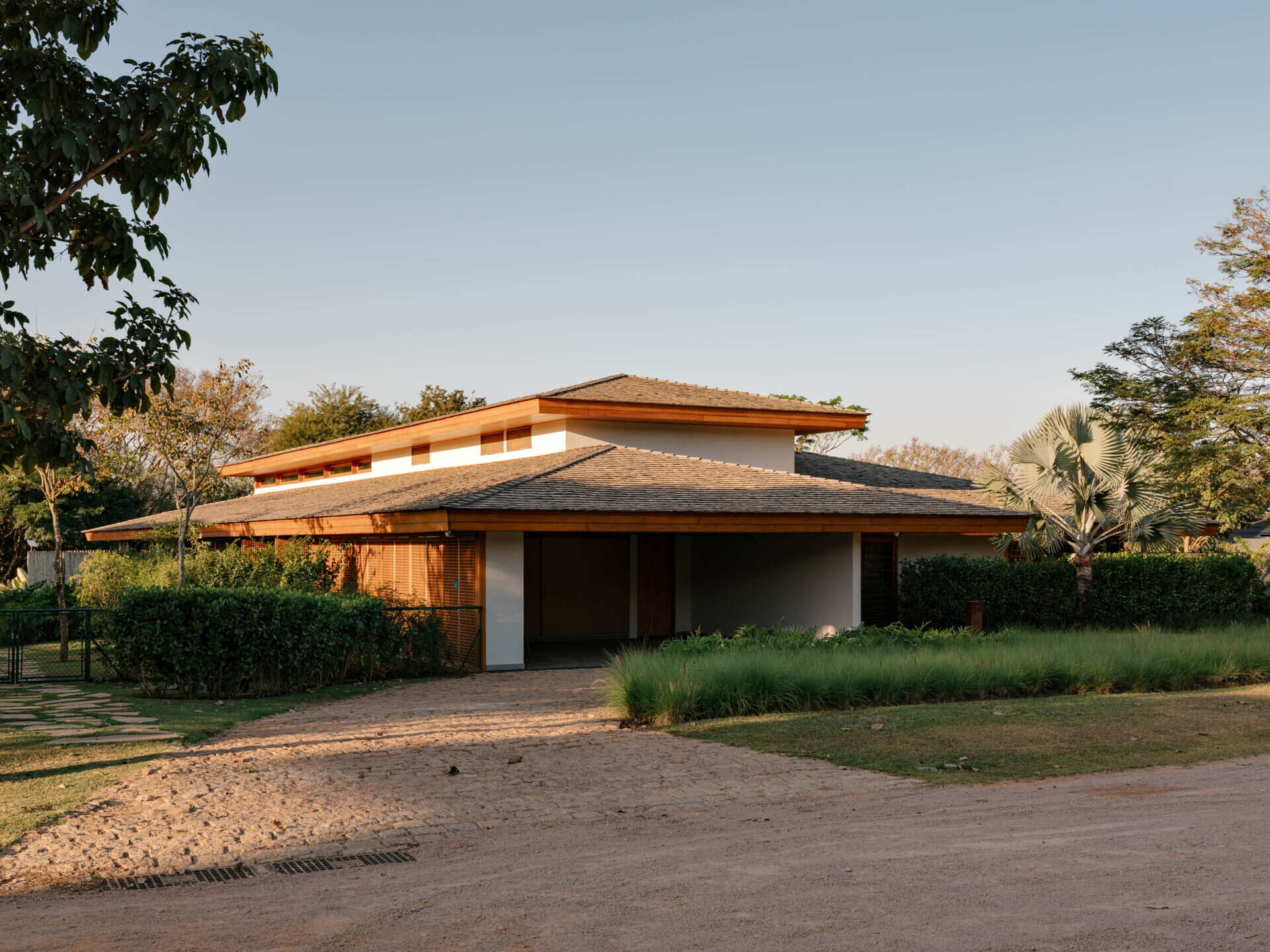Discover how timber, concrete, basalt and straw combine to give this Brazilian country house its warm contemporary character.