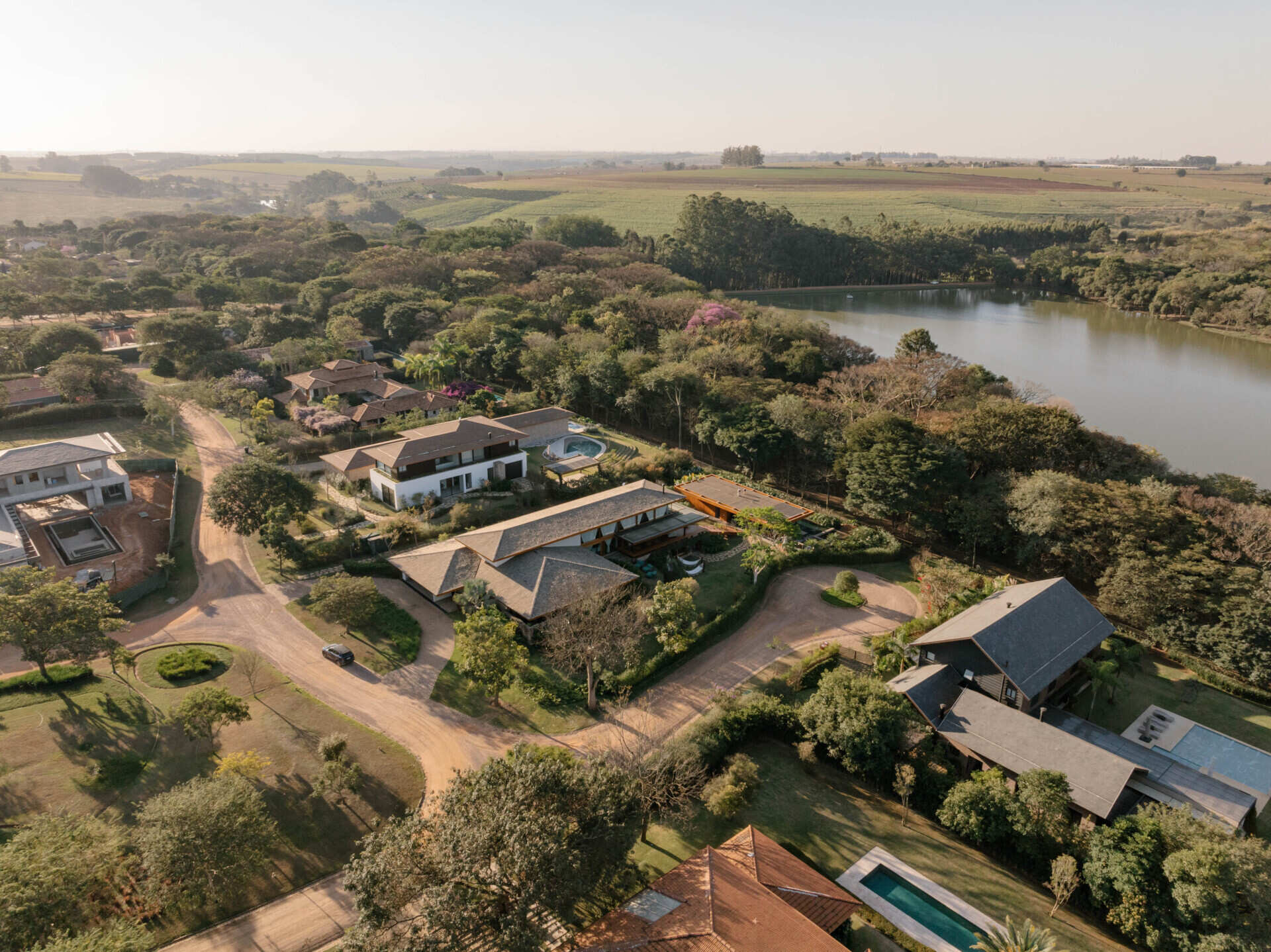 Discover how timber, concrete, basalt and straw combine to give this Brazilian country house its warm contemporary character.