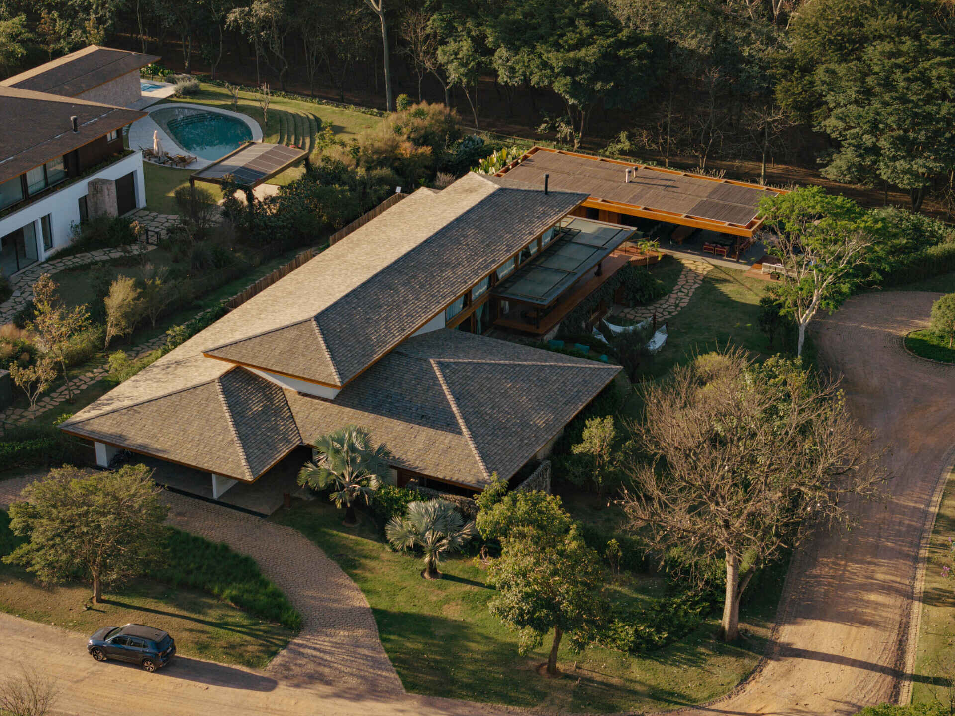 Discover how timber, concrete, basalt and straw combine to give this Brazilian country house its warm contemporary character.
