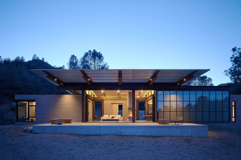 Tour Sawmill by OLSON KUNDIG, an off-grid industrial-modern home in California that pairs reclaimed materials with a clever campfire-inspired layout.