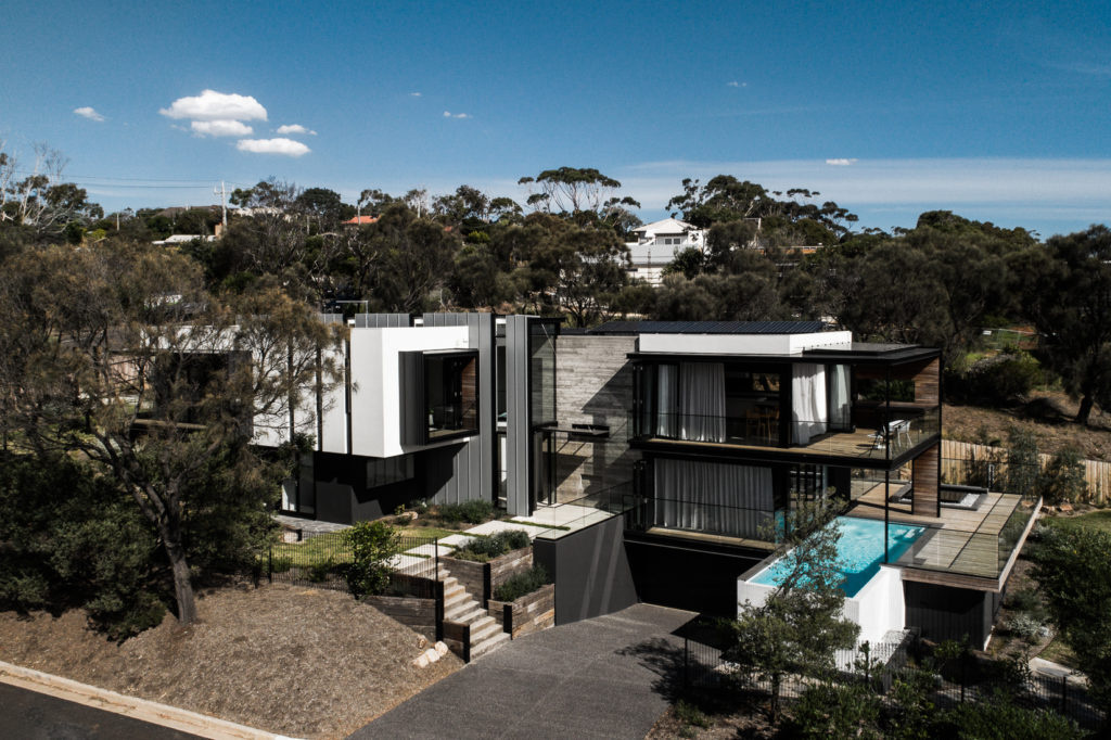 Explore esta casa contemporánea en Mount Eliza diseñada por Megowan Architectural, donde la madera, el hormigón y las impresionantes vistas al mar se combinan en una serie de espacios habitables llenos de luz.