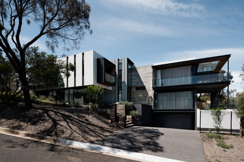 Explore esta casa contemporánea en Mount Eliza diseñada por Megowan Architectural, donde la madera, el hormigón y las impresionantes vistas al mar se combinan en una serie de espacios habitables llenos de luz.