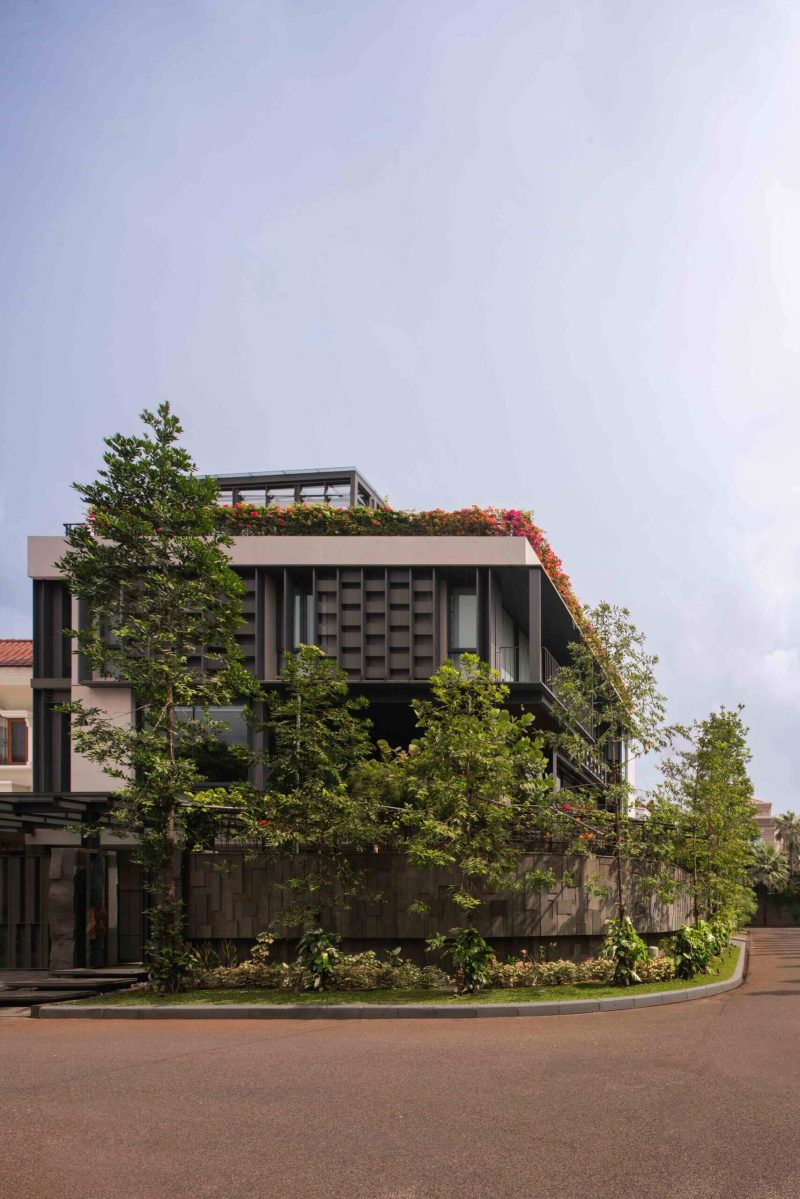 This Corner House Opens Up to a Secret Garden Within