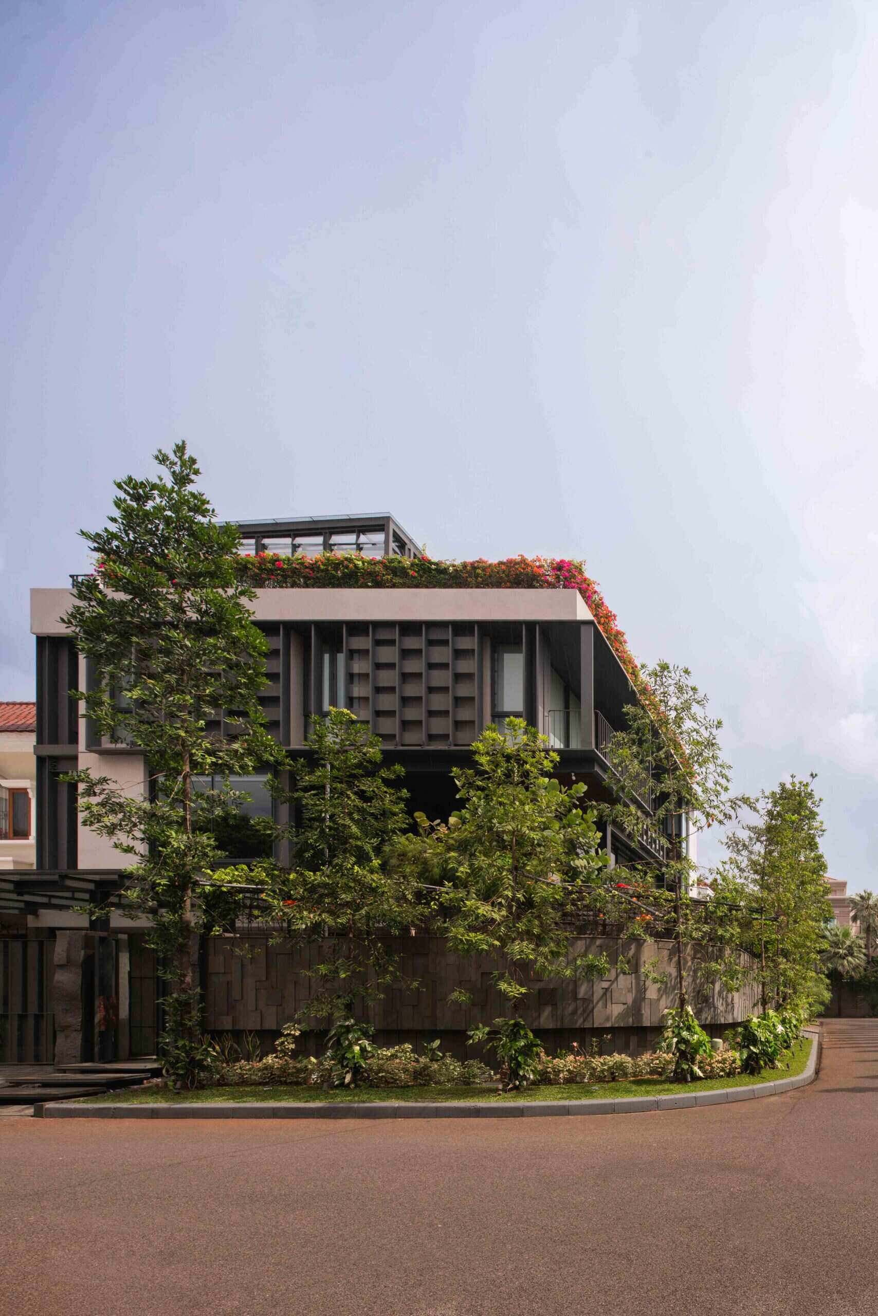 Explore Beyond The Courtyard House by RCAB Studio in Jakarta, where steel, timber and tropical gardens come together in a modern home designed around an inner courtyard.