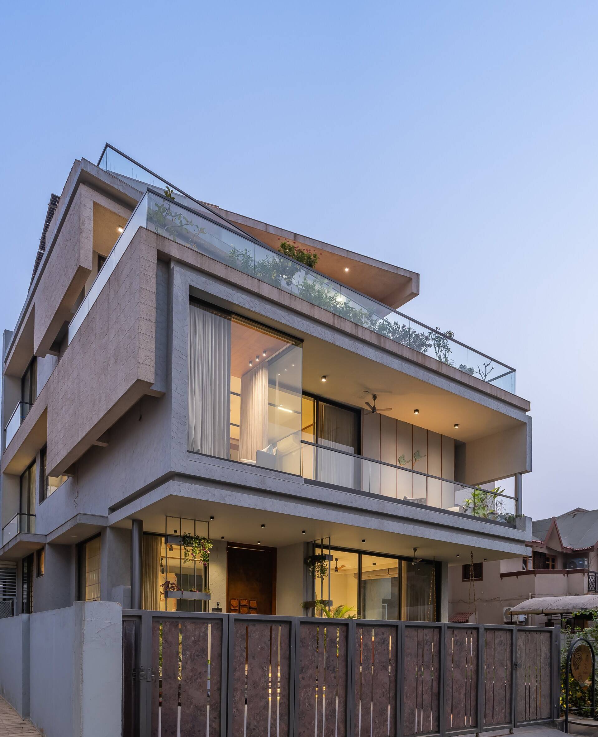 See how this Ahmedabad home's architecture uses orientation, natural light and layered facades to create a comfortable and visually interesting exterior.