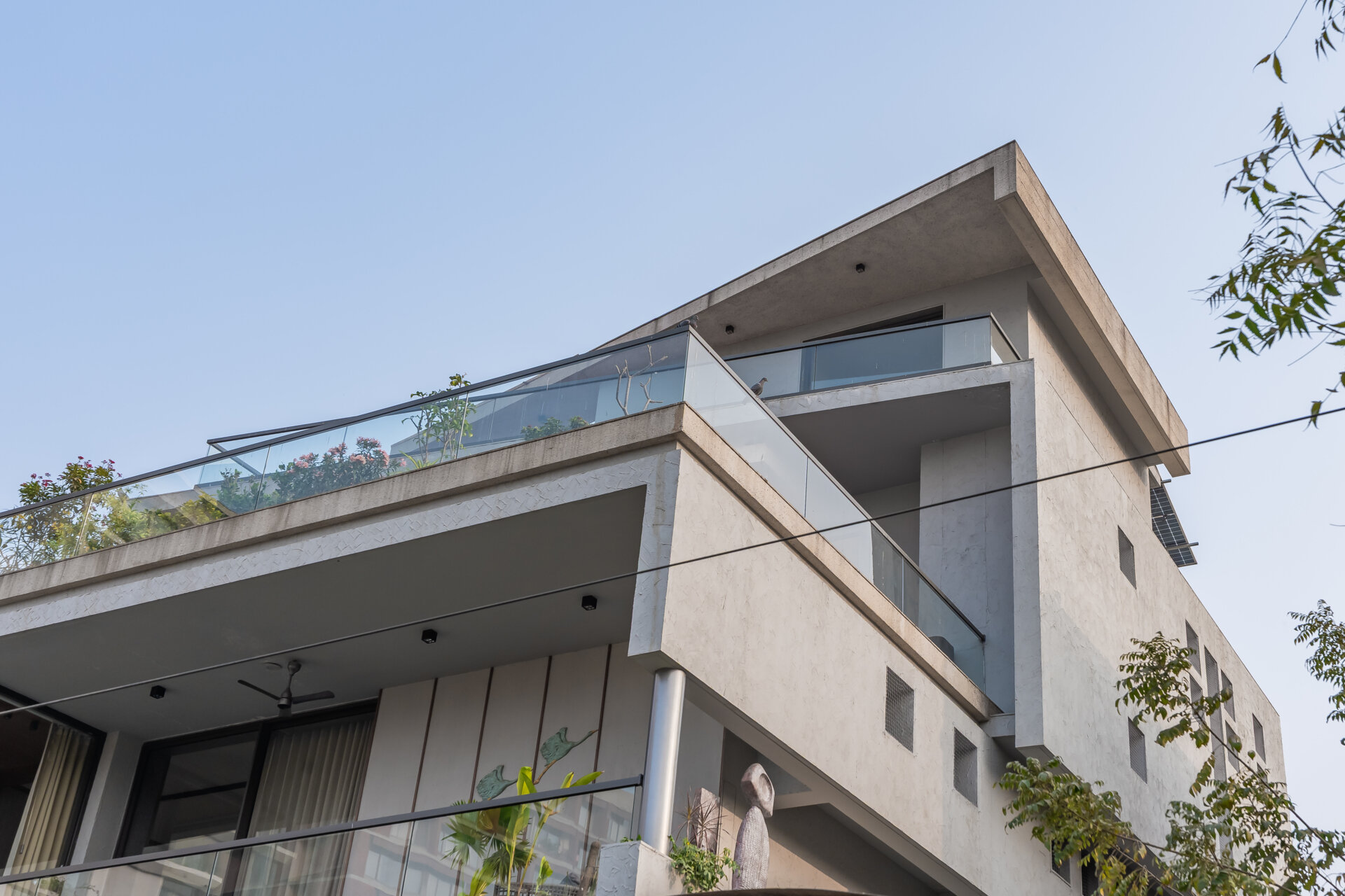 See how this Ahmedabad home's architecture uses orientation, natural light and layered facades to create a comfortable and visually interesting exterior.