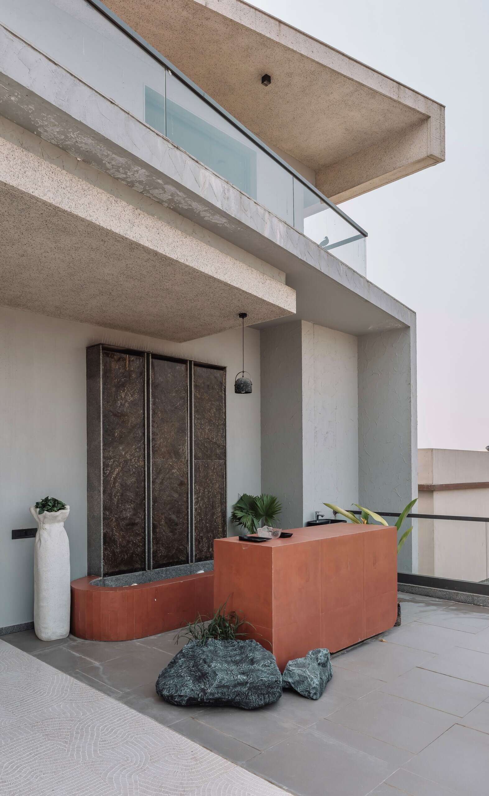 See how this Ahmedabad home's architecture uses orientation, natural light and layered facades to create a comfortable and visually interesting exterior.
