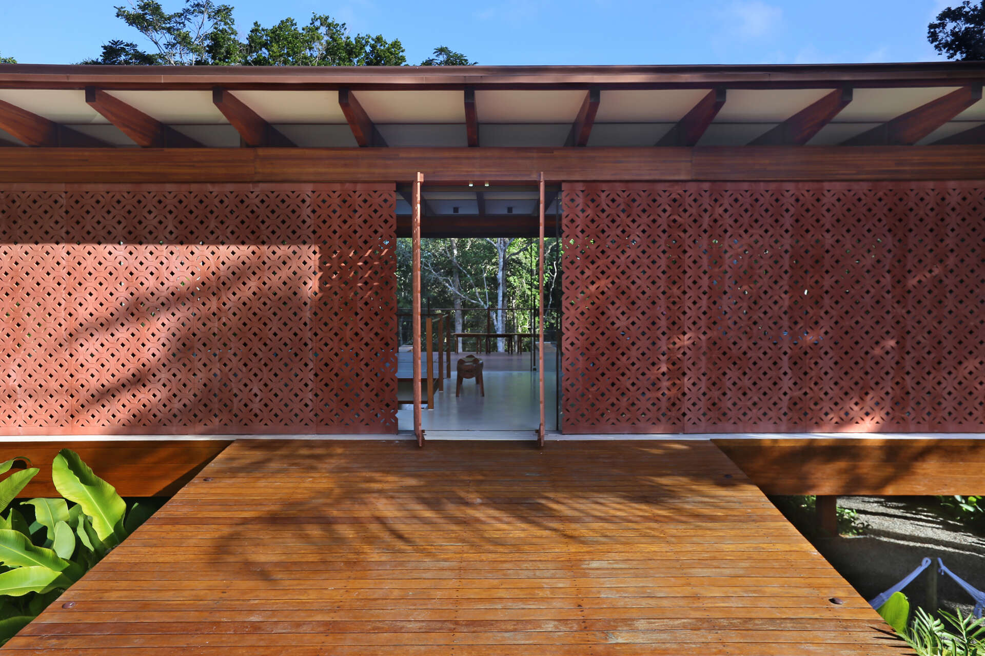 The geometric muxarabi façade transforms a traditional Brazilian lattice into a modern architectural feature that filters sunlight, airflow and privacy.