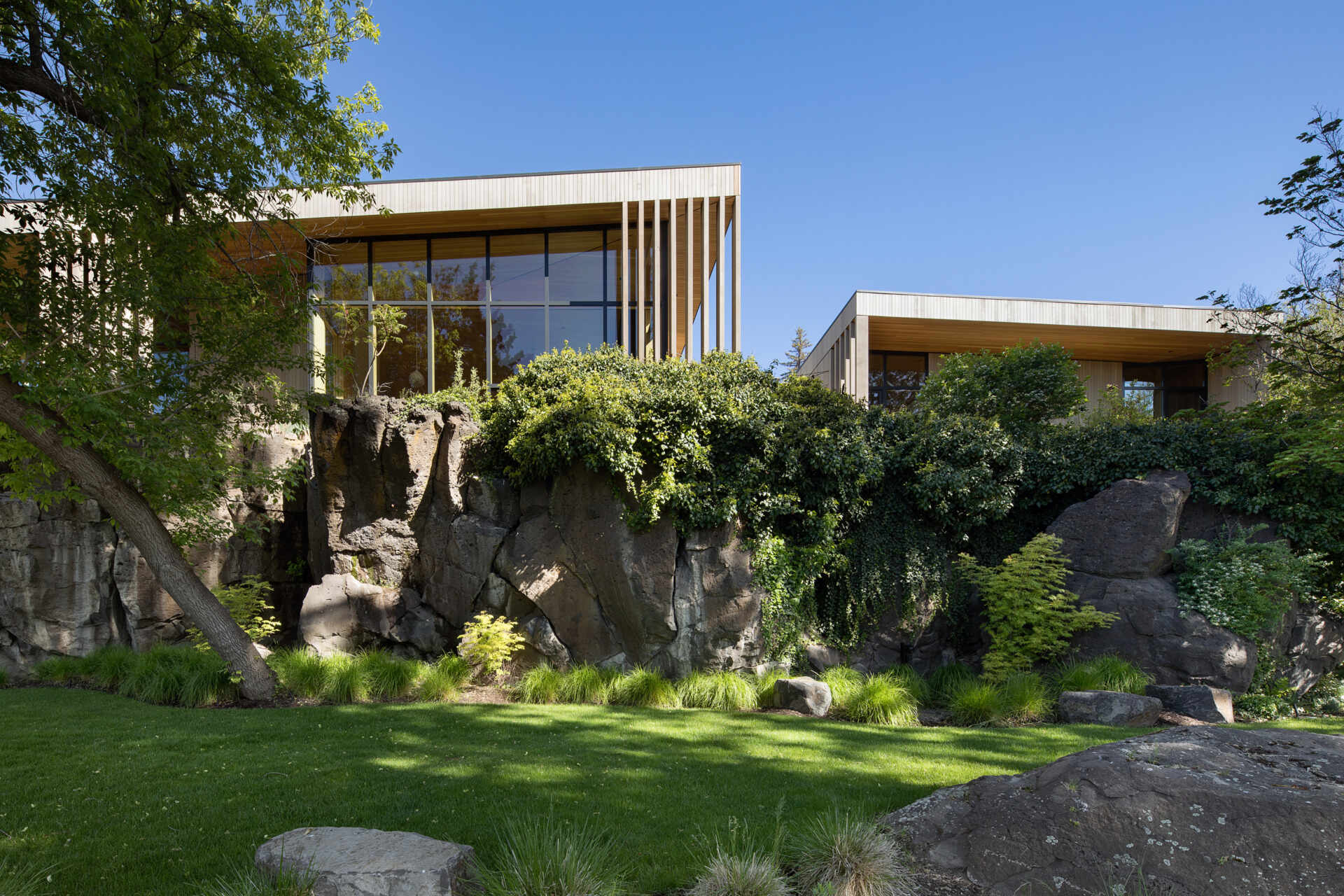 Arquitectura + Materiales exteriores Explore el sorprendente exterior de Riverfold House, que incluye un espectacular techo abuhardillado, revestimiento de cedro desgastado, abeto Douglas y diseños inspirados en el paisaje accidentado del centro de Oregón.