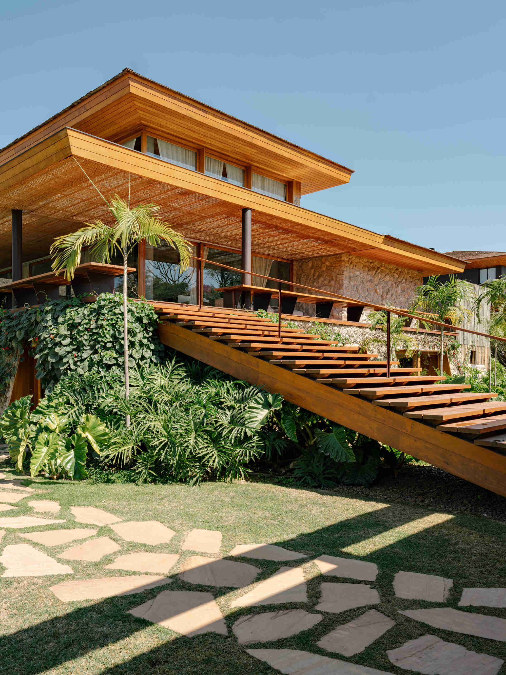 See how outdoor stairs and landscaping make the most of this beautifully sloping property in São Paulo.