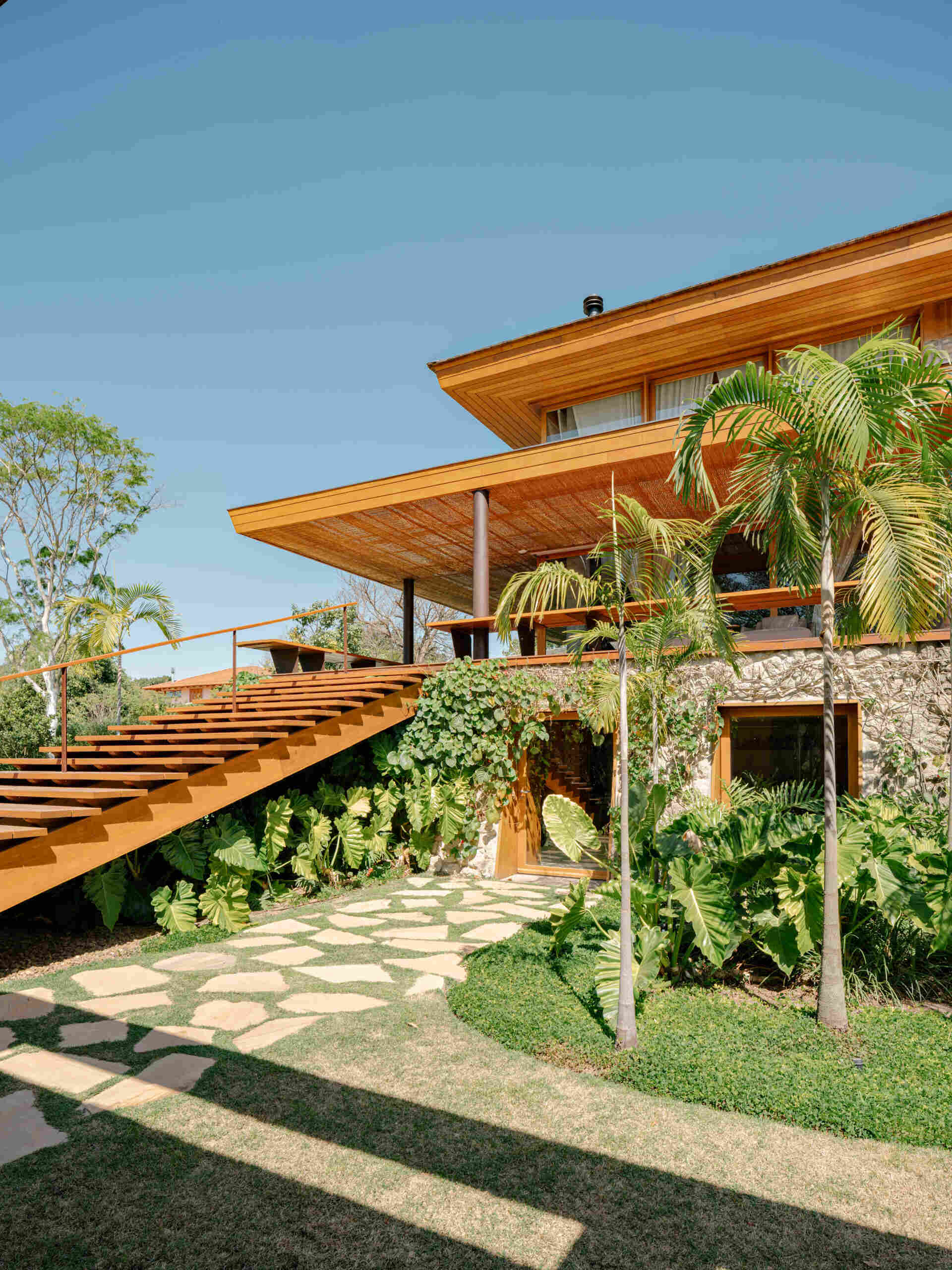 See how outdoor stairs and landscaping make the most of this beautifully sloping property in São Paulo.