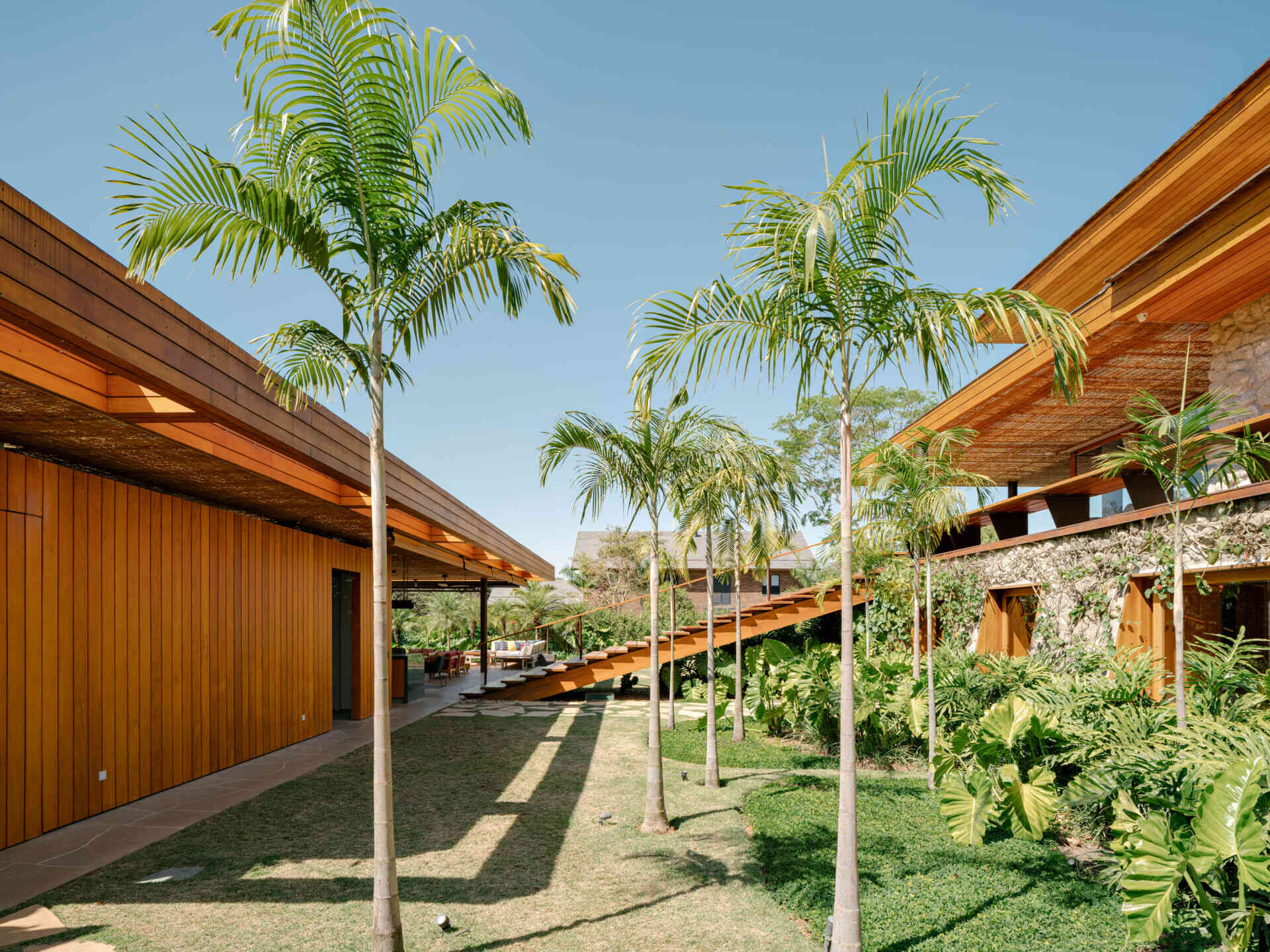 See how outdoor stairs and landscaping make the most of this beautifully sloping property in São Paulo.