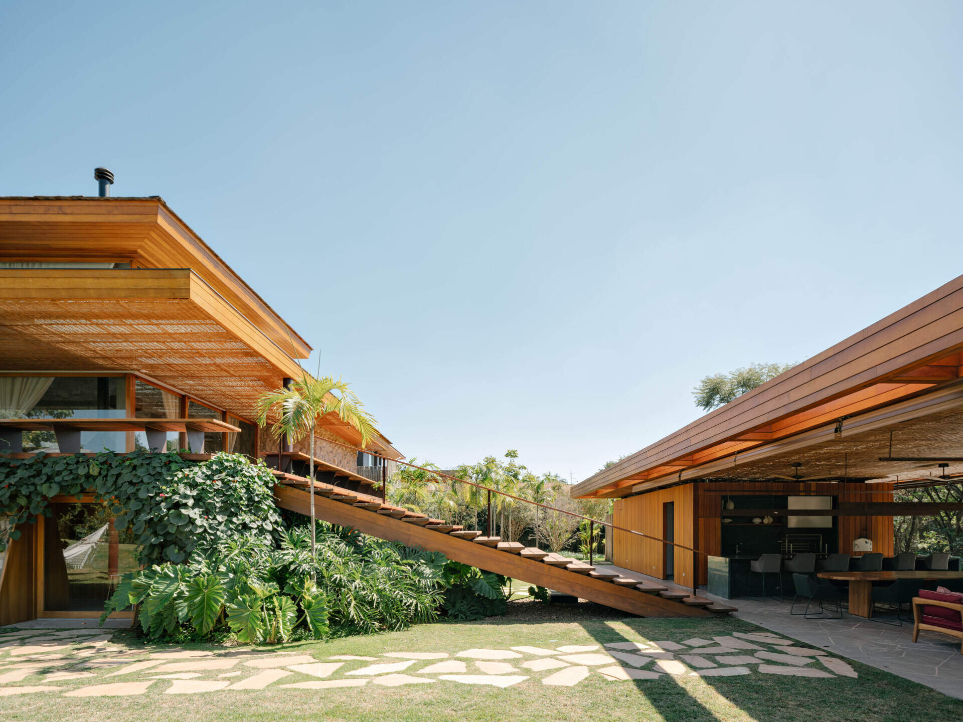 See how outdoor stairs and landscaping make the most of this beautifully sloping property in São Paulo.