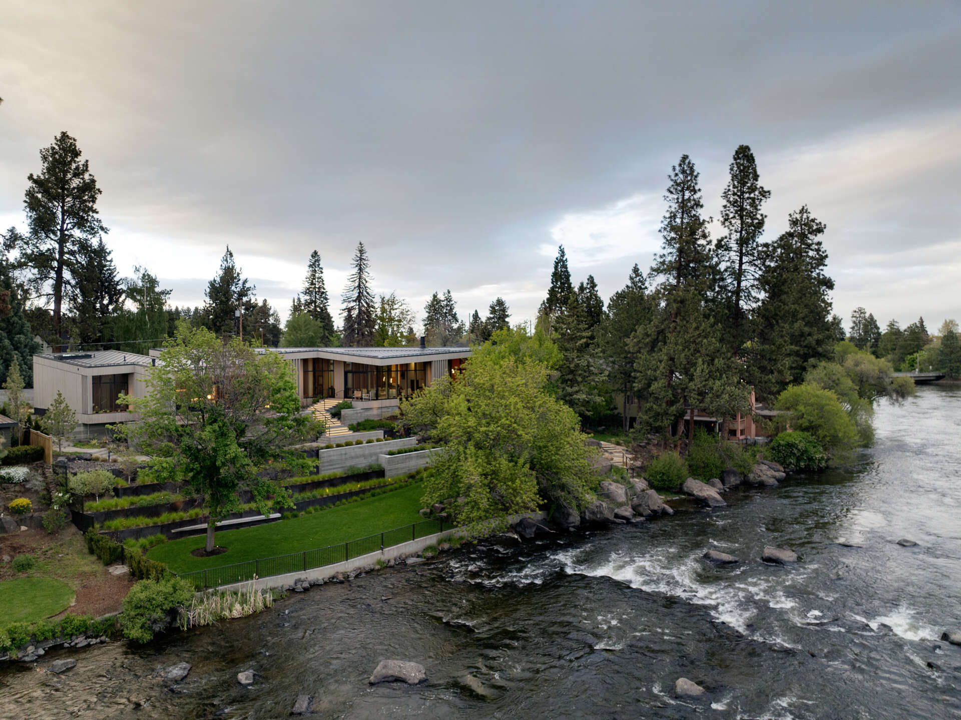 Introducción Explore Riverfold House de Hacker Architects en el centro de Oregón, donde la arquitectura escultórica, los materiales naturales y las vistas al río se fusionan para crear una casa familiar contemporánea inolvidable.