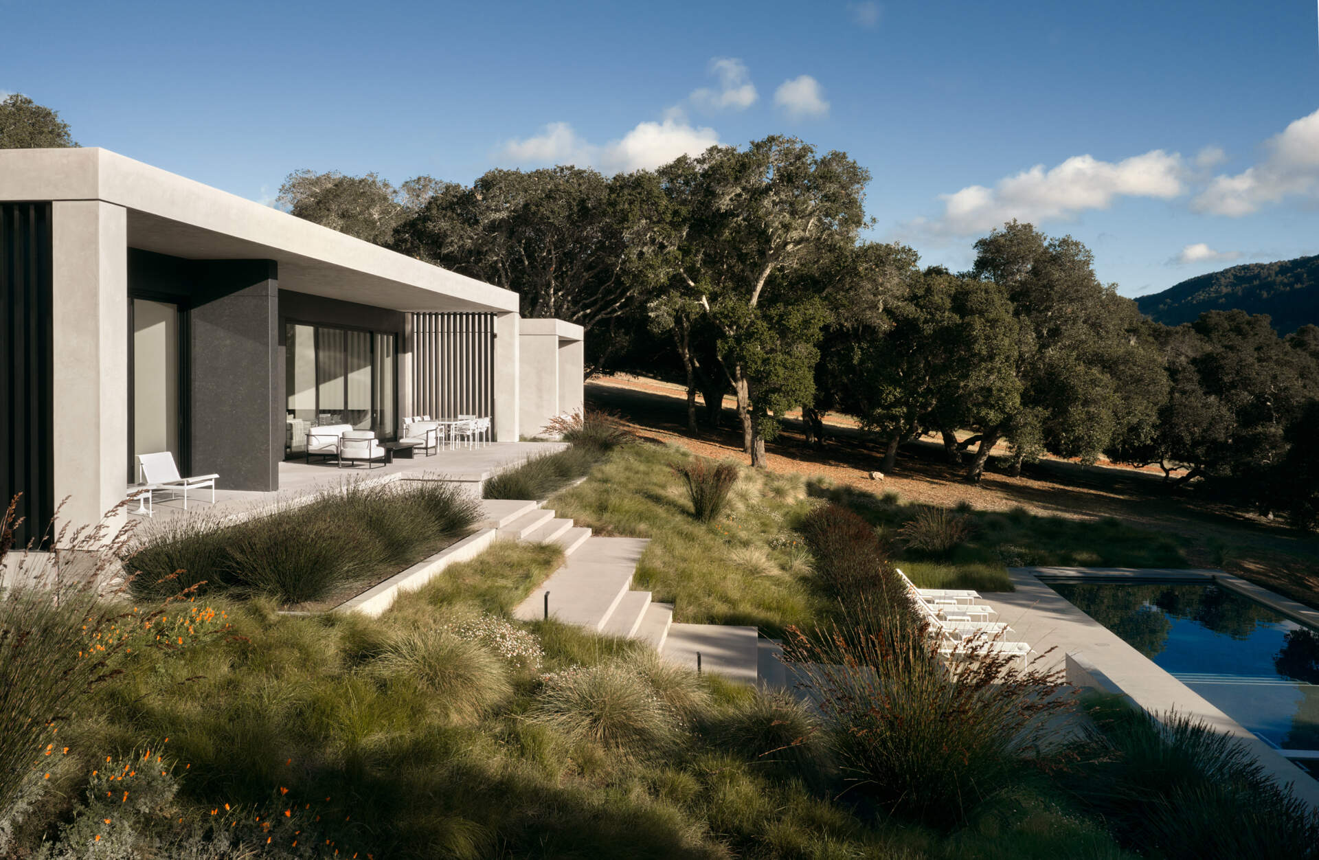 La terraza de Live Oak Residence ofrece amplias vistas de la pradera y las laderas de la Reserva Santa Lucía de California.