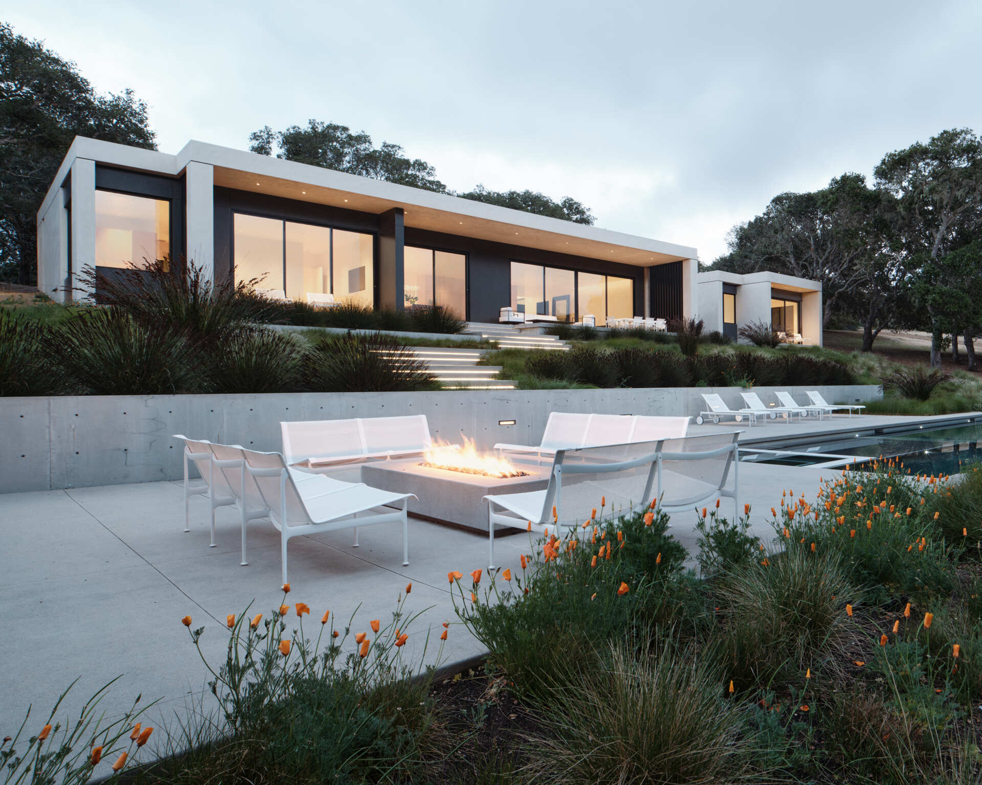 La terraza de Live Oak Residence ofrece amplias vistas de la pradera y las laderas de la Reserva Santa Lucía de California.