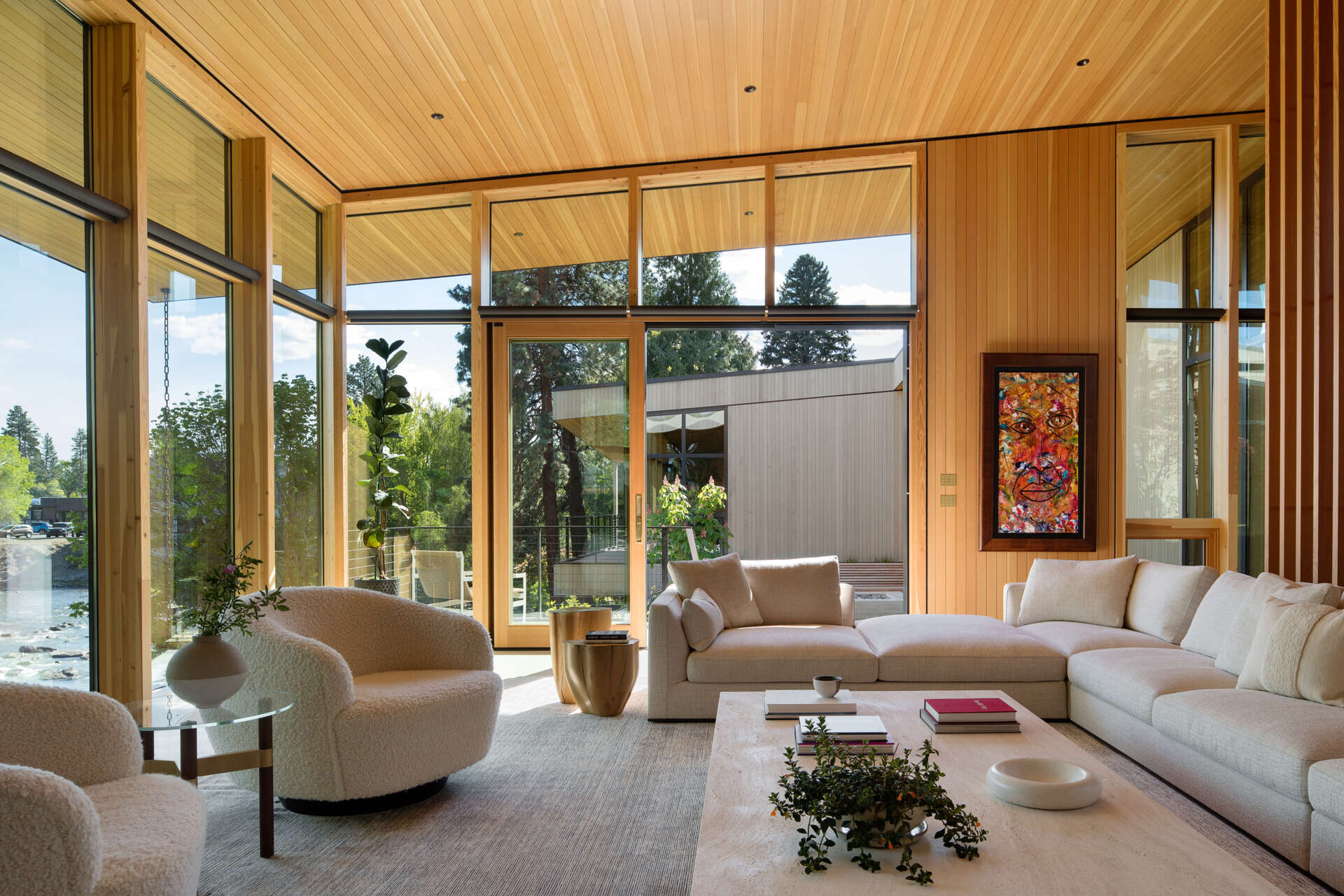 Ingrese al corazón de Riverfold House, donde los techos altos, las vistas al río, las chimeneas y los espacios interiores y exteriores integrados crean una sala de estar luminosa y acogedora.