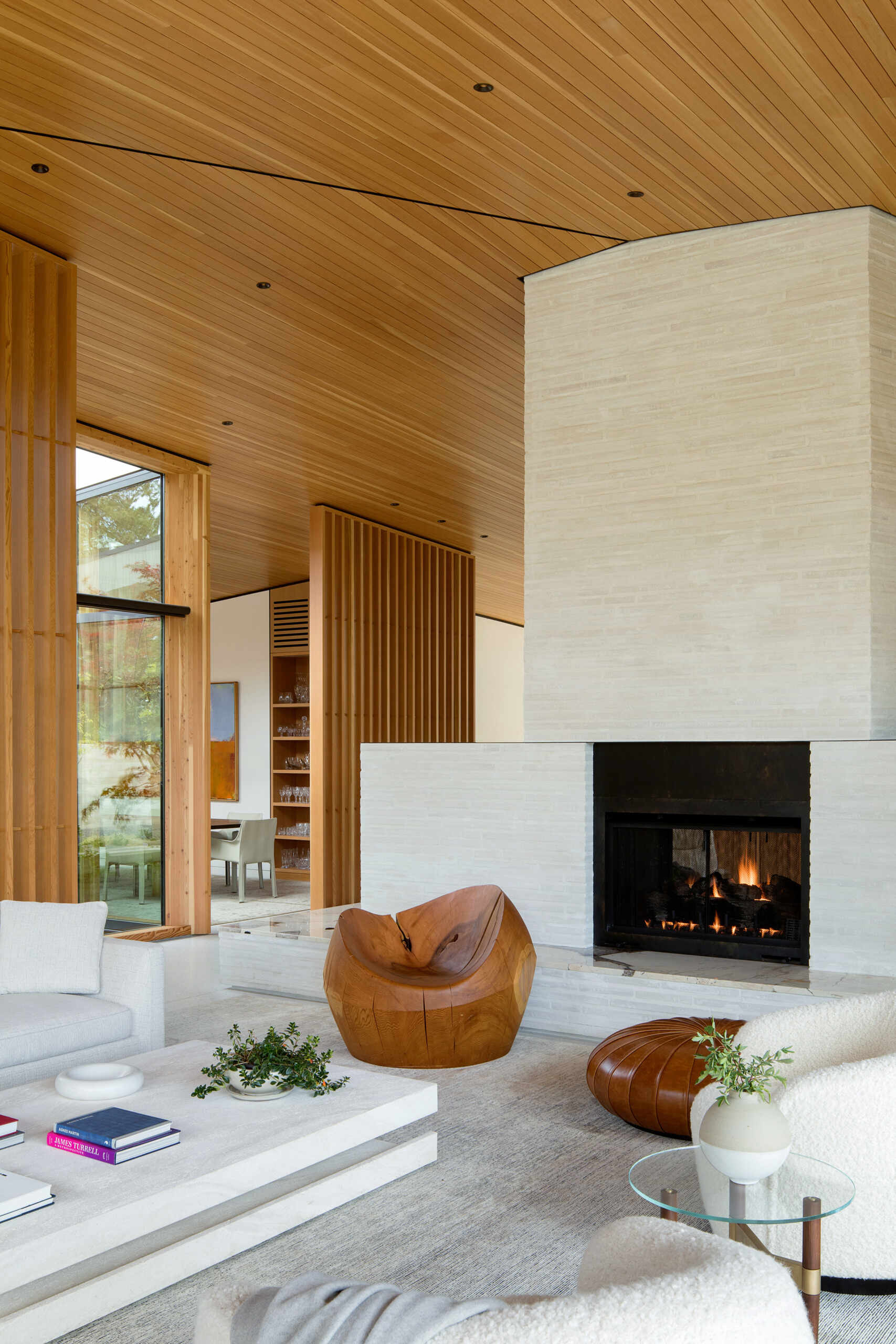 Ingrese al corazón de Riverfold House, donde los techos altos, las vistas al río, las chimeneas y los espacios interiores y exteriores integrados crean una sala de estar luminosa y acogedora.