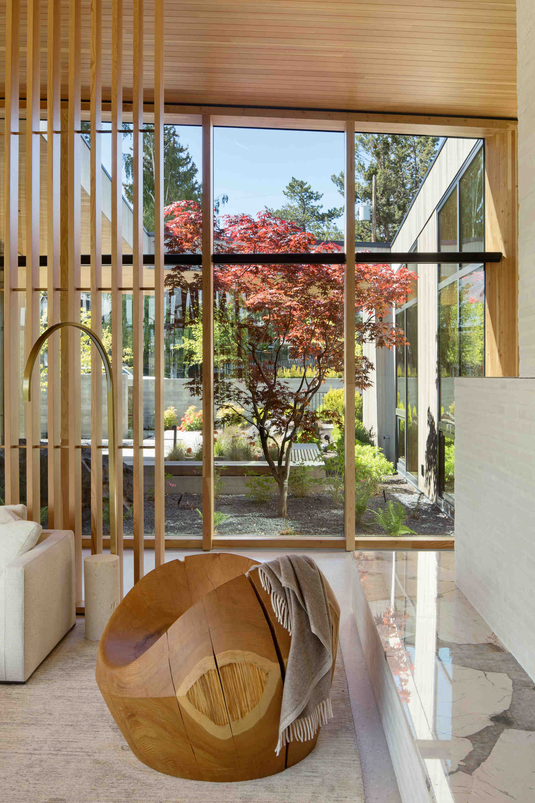 Ingrese al corazón de Riverfold House, donde los techos altos, las vistas al río, las chimeneas y los espacios interiores y exteriores integrados crean una sala de estar luminosa y acogedora.