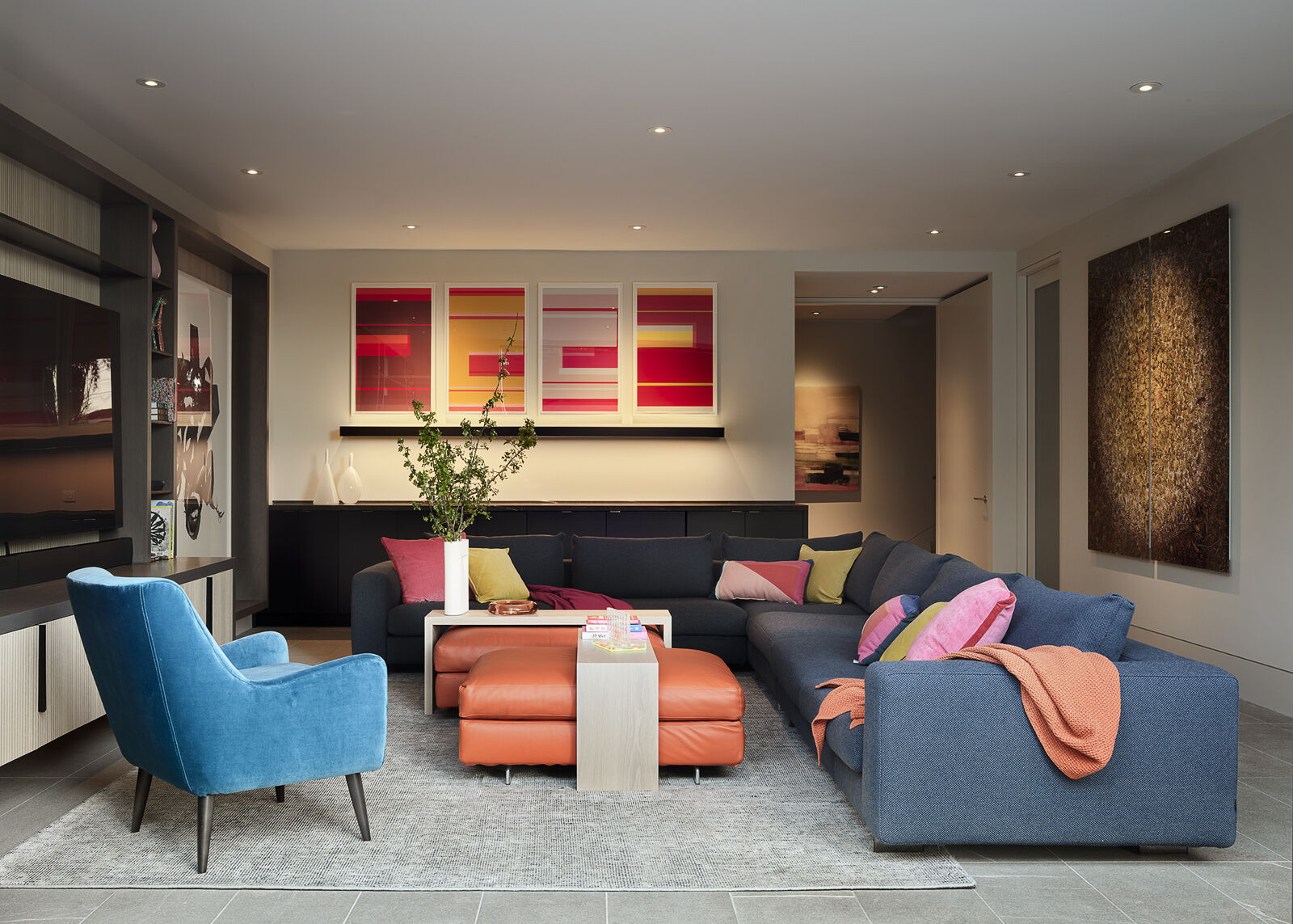 This colorful family room opens directly onto the garden, creating an effortless connection between indoor comfort and outdoor living. Discover how rich colors, custom cabinetry, and natural light shape the space.
