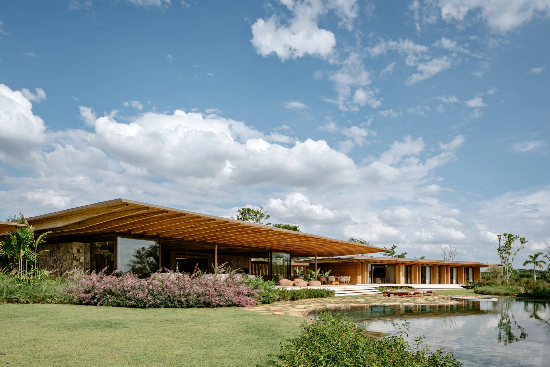 Explore un patio cubierto con un generoso alero que amplía el espacio de entretenimiento al aire libre de la casa.