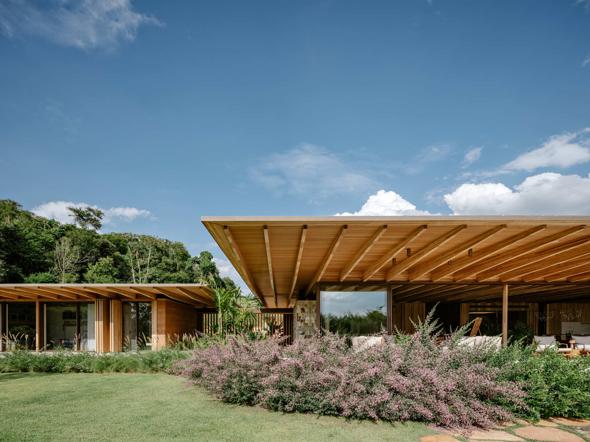 Explore un patio cubierto con un generoso alero que amplía el espacio de entretenimiento al aire libre de la casa.