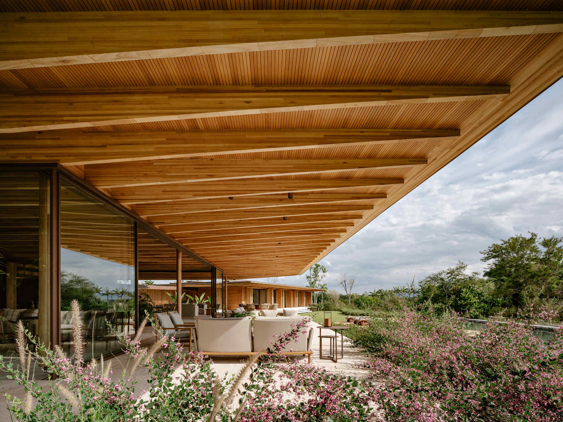 Explore un patio cubierto con un generoso alero que amplía el espacio de entretenimiento al aire libre de la casa.