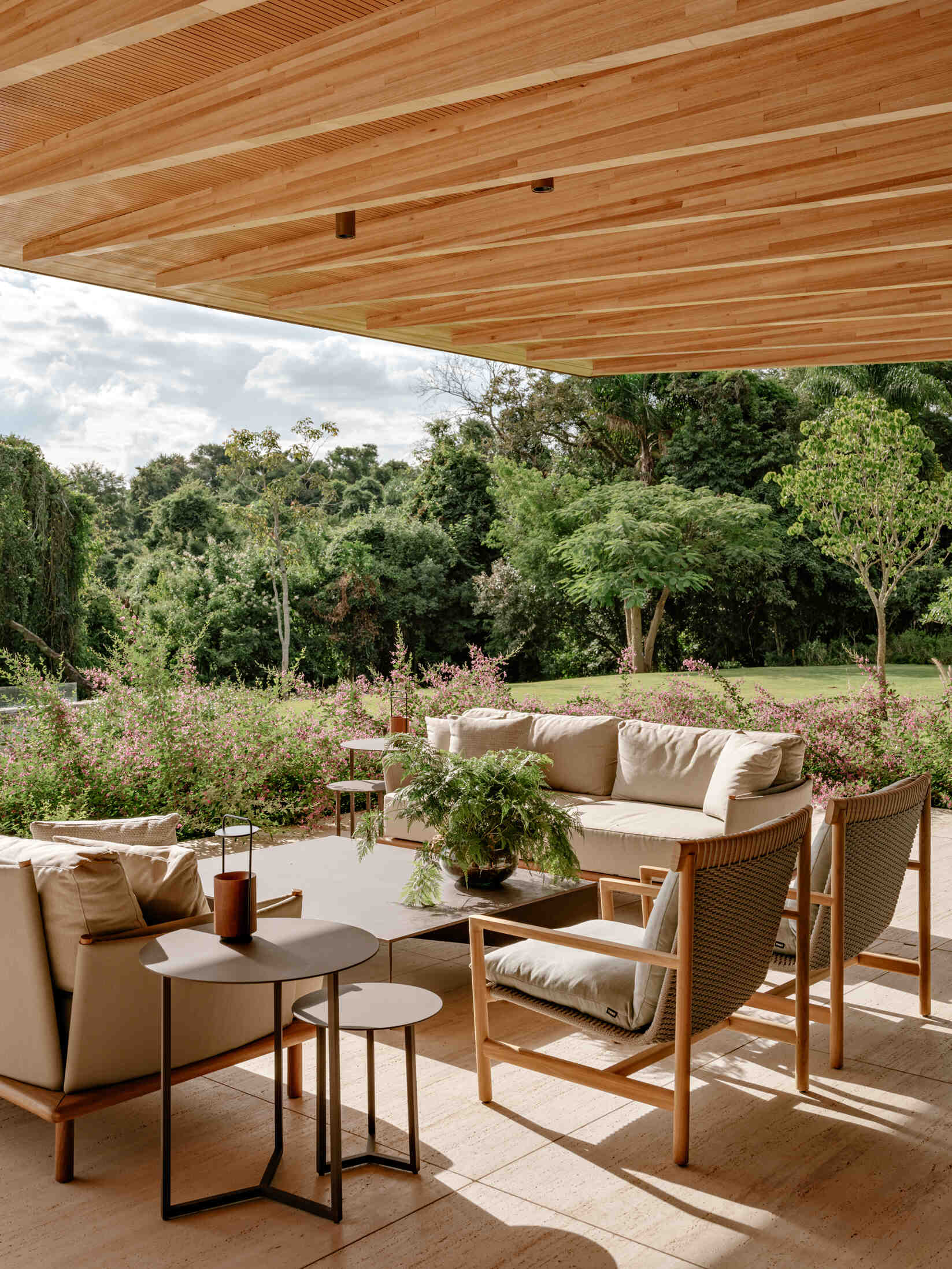 Explore un patio cubierto con un generoso alero que amplía el espacio de entretenimiento al aire libre de la casa.