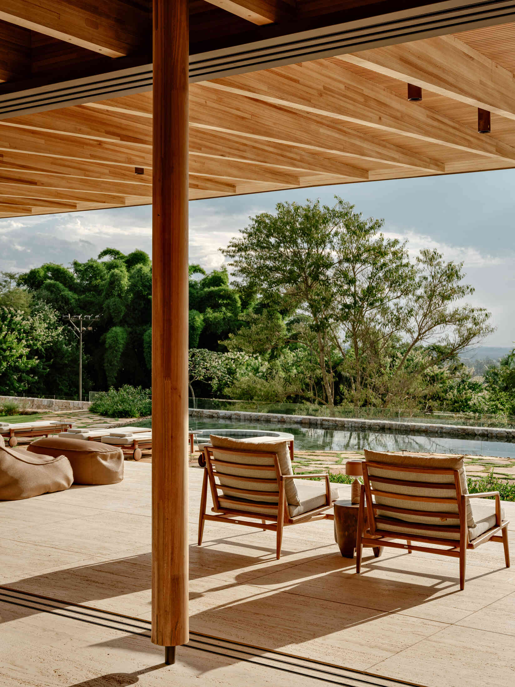 Explore un patio cubierto con un generoso alero que amplía el espacio de entretenimiento al aire libre de la casa.