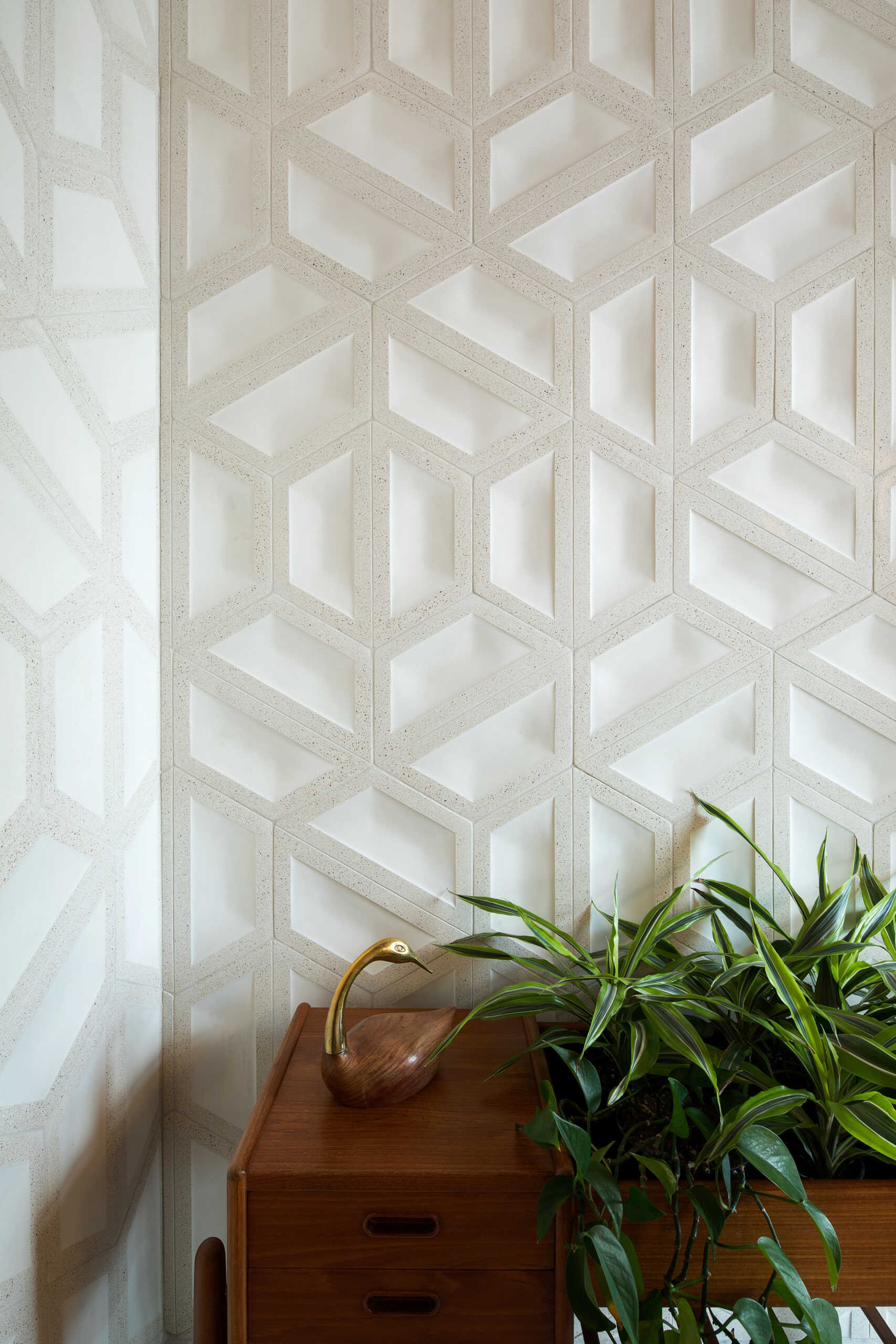 Tocador Vea cómo los azulejos geométricos, los detalles en latón y un lavabo flotante transforman este tocador compacto en una característica de diseño elegante.