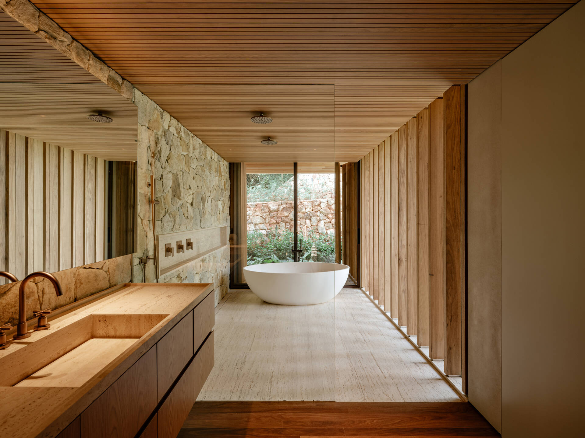 Visite el sereno baño principal, donde los materiales naturales y la luz natural crean una apariencia moderna y atemporal.
