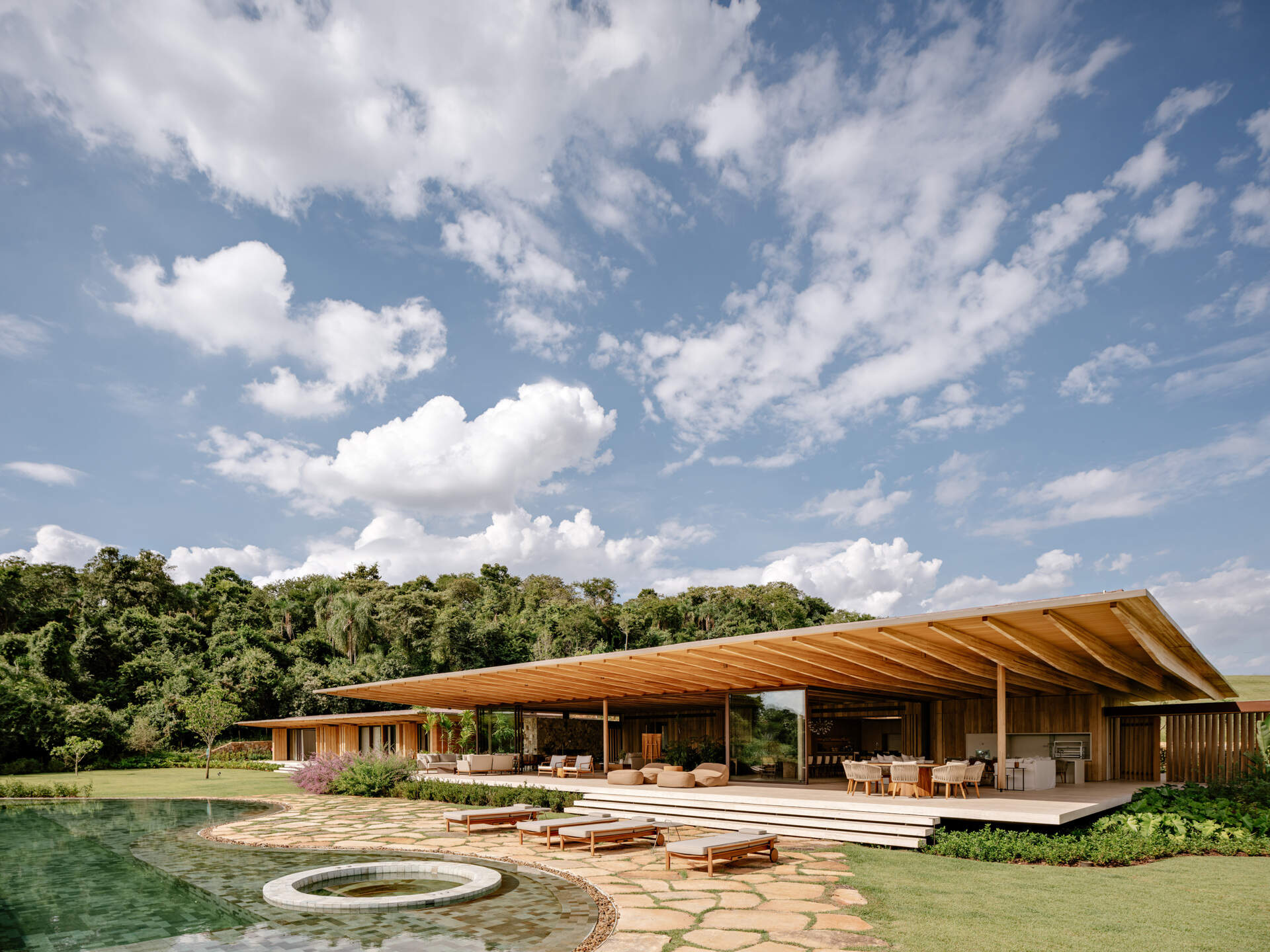 Descubra la Casa AMS de Jacobsen Studio, una residencia brasileña contemporánea con arquitectura de madera, muros de tierra apisonada y tres pabellones bellamente conectados.