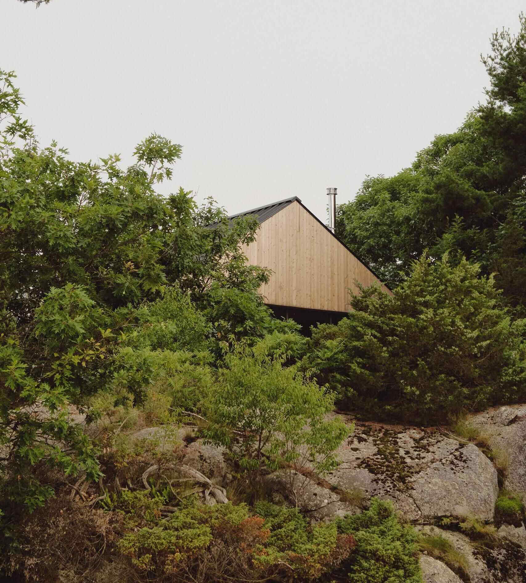Tour Pine Island Cottage in Georgian Bay, where Thom Fougere and Bureau Tempo combine oak, stone and handcrafted details to create a stunning island home.