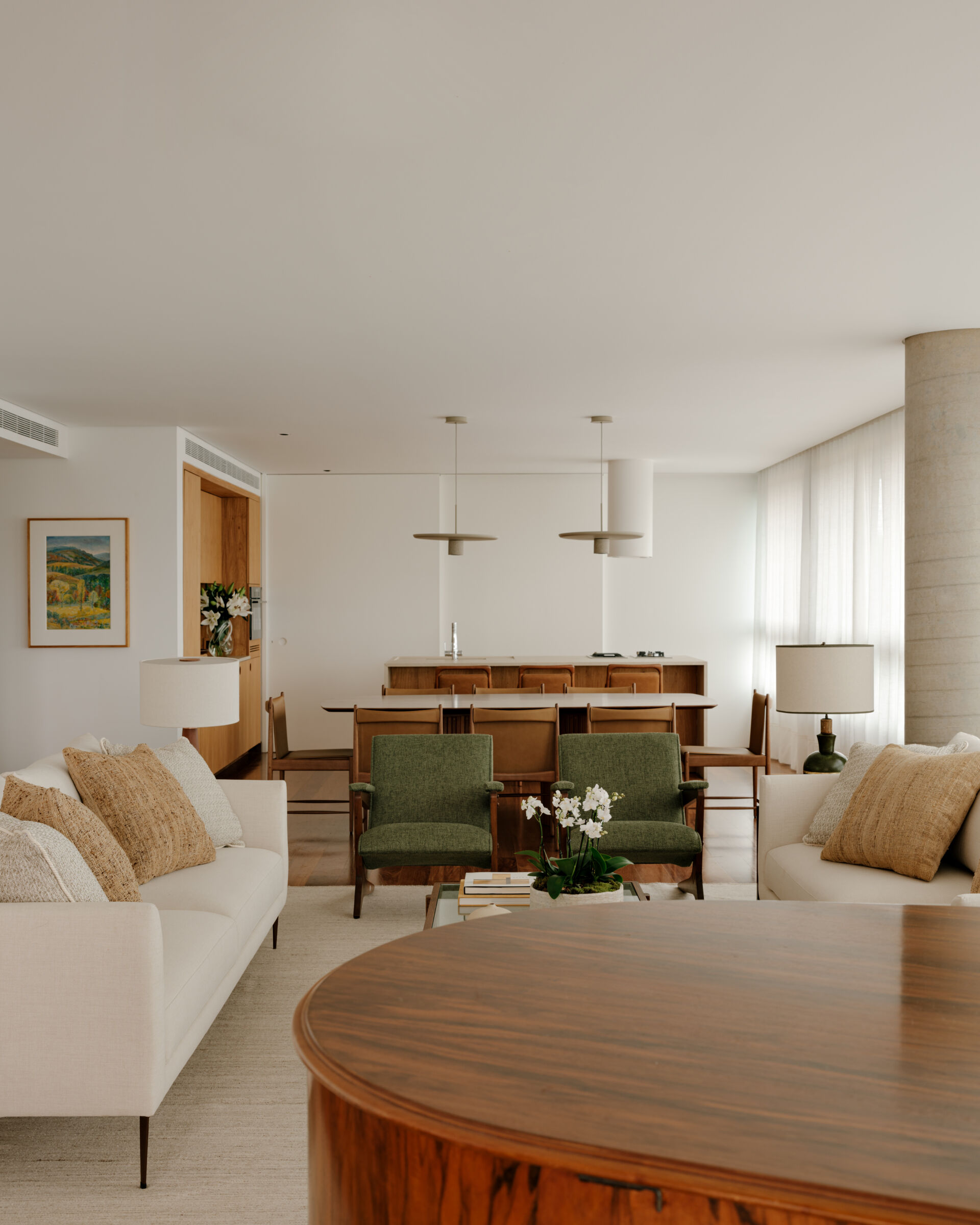 Discover how Marina Salles Arquitetura e Interiores blended contemporary architecture with treasured family heirlooms inside this beautiful São Paulo apartment.