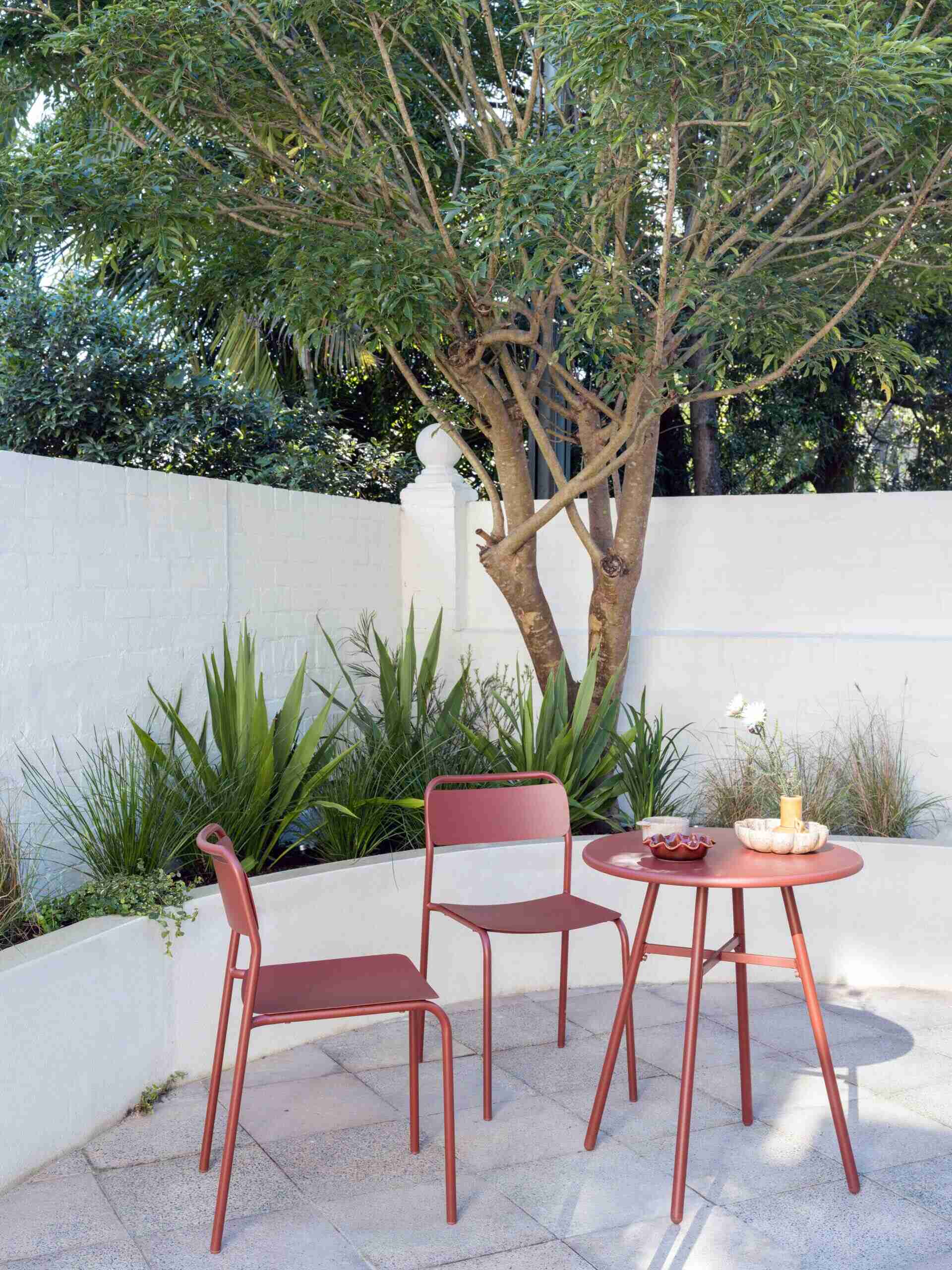 Soft rendered curves, Corten steel edging and climbing greenery give this Sydney courtyard its flowing, sculptural character.