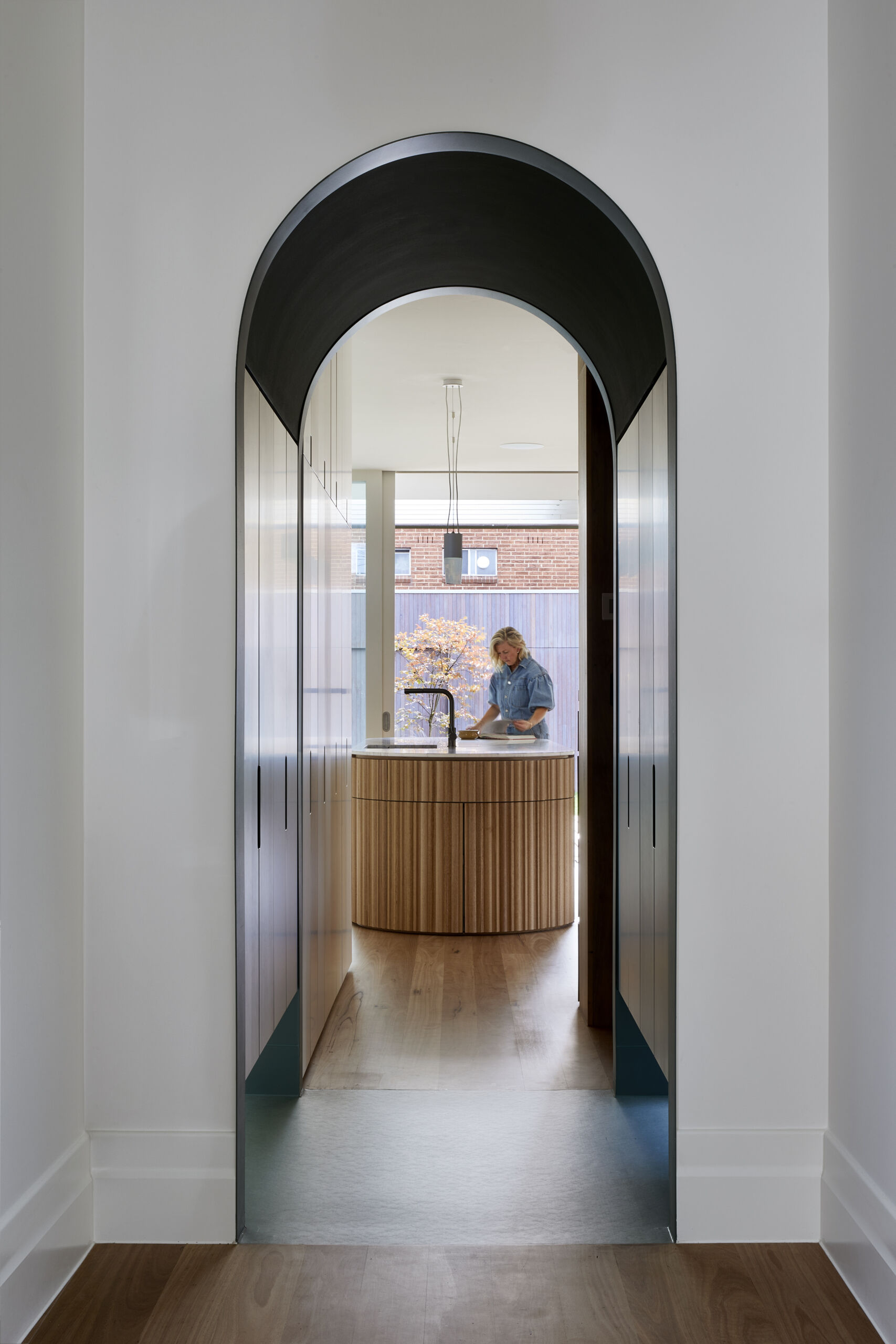 A dark green arched passageway called ‘the portal’ links the original Edwardian cottage with the contemporary extension, with built-in storage tucked into the walls.